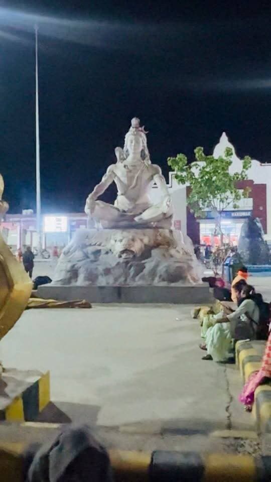 आज हम बाराबंकी से चलकर पहुँच गए हैं हरिद्वार स्टेशन।
#haridwar #barabanki #viralvideo