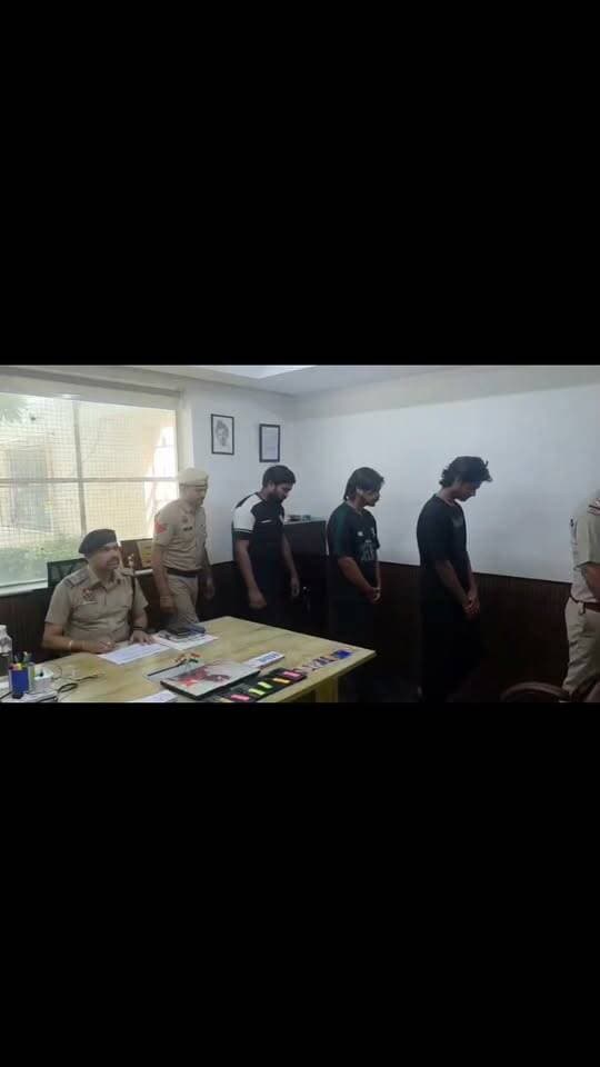 लोन दिलाने के नाम पर लोगों से ठगी करने वाले 3 आरोपी गिरफ्तार।
कब्जा से 12 मोबाइल फोन, 1 लैपटॉप, 5 पासबुक, 7 चेकबुक व 13 एटीएम कार्ड बरामद।
गुरुग्राम, गौरव गर्ग,10 सितंबर । गौरव फोगाट HPS, सहायक पुलिस आयुक्त गुरुग्राम के निर्देशन में निरीक्षक दिनेश कुमार, प्रबंधक थाना साइबर अपराध दक्षिण, गुरुग्राम के नेतृत्व में कार्यवाही करते हुए 9 सितंबर को पिरामिड अर्बन होम्स सैक्टर-70A, गुरुग्राम में छापेमारी करते हुए लोन दिलाने के नाम पर लोगों को गुमराह करके धोखाधड़ी करने वाले 3 आरोपियों को गिरफ्तार किया है। आरोपियों की पहचान 1. शिबांग प्रसाद निवासी बुरोमल, जिला झारसुगुड़ा, ओडिशा, हाल निवासी पिरामिड अर्बन होम्स, सैक्टर-70A, गुरुग्राम, 2. नीरज कुमार साह निवासी कोइलवर, जिला भोजपुर, बिहार हाल निवासी पिरामिड अर्बन होम्स, सैक्टर-70A, गुरुग्राम तथा 3. प्रशांत कुमार सिंह निवासी 18 उत्तर पट्टी, कोबिल, जिला नालंदा, बिहार, हाल निवासी पिरामिड अर्बन होम्स, सैक्टर-70A, गुरुग्राम के रूप में हुई। उपरोक्त आरोपियों के विरुद्ध धोखाधड़ी करने पर इनके विरुद्ध थाना साइबर अपराध दक्षिण, गुरुग्राम में संबंधित धाराओं के तहत अभियोग अंकित किया गया।
पुलिस पूछताछ में ज्ञात हुआ कि उपरोक्त आरोपी फेसबुक व इंस्टाग्राम पर लोन के फर्जी विज्ञापन चलाते है। लोन लेने के इच्छुक लोग जब लाखों रुपए का लोन लेने के लिए इनसे संपर्क करते हैं तब ये उन लोगों से आवश्यक दस्तावेज लेकर राम फिनकॉर्प फाइनेंस ऐप के माध्यम से 20 हजार से 30 हजार रुपए का लोन करवा देते हैं। जब लोन लेने वाला व्यक्ति इनको ज्यादा राशि के लोन के लिए कहता है तब ये आरोपी ज्यादा राशि का लोन दिलाने का भरोसा दिलाकर कम राशि का कराया हुआ लोन क्यूआर कोड के माध्यम से ऑनलाइन गेमिंग वेबसाइटों में ट्रांसफर करवा लेते थे। उसके बाद उन वेबसाइट पर बनी हुई इनकी आईडी के माध्यम से अपने बैंक खाते में रुपए ट्रांसफर कर लेते थे। जब लोन लेने वाले व्यक्ति बार-बार इनको कॉल करता तो ये उन लोगों को कहते कि जो कम राशि का लोन इन्होंने करवाया था उसकी पेमेंट करने की जरूरत नहीं है लेकिन उसके बाद लोन लेने वाले व्यक्ति के पास पेमेंट के लिए लोन देने वाली कंपनी द्वारा कॉल की जाती तो उन लोगों को ठगी का एहसास होता था।
आरोपियों के कब्जा से 12 मोबाइल फोन, 1 लैपटॉप, 5 पासबुक, 7 चेकबुक व 13 एटीएम कार्ड बरामद किए गए हैं।
अभियोग में नियमानुसार आगामी कार्यवाही की जाएगी। अभियोग अनुसंधानाधीन है।