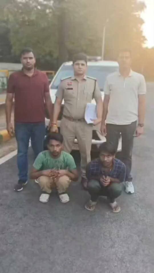 मकान से चोरी करने के मामले में 2 आरोपी गिरफ्तार।
कब्जा से चोरी हुए आभूषण व 19 लाख 66 हजार रुपए की नगदी बरामद।
गुरुग्राम, गौरव गर्ग, 10 सितंबर । 31 अगस्त को एक व्यक्ति ने पुलिस थाना डीएलएफ फेज-1, गुरुग्राम में एक शिकायत 30/31 अगस्त की रात को इनकी अनुपस्थिति में डीएलएफ फेज-1, गुरुग्राम में स्थित इसके मकान से किसी अज्ञात द्वारा आभूषण व नगदी चोरी करने के संबंध में दी। प्राप्त शिकायत पर पुलिस थाना डीएलएफ फेज-1, गुरुग्राम में संबंधित धाराओं के तहत अभियोग अंकित किया गया।
अपराध शाखा सैक्टर-43, गुरुग्राम की पुलिस टीम ने कार्यवाही करते हुए उपरोक्त अभियोग में 2 आरोपियों को 9 सितंबर को गिरफ्तार किया। आरोपियों की पहचान नीतीश (उम्र-22 वर्ष) निवासी गांव हैथीवाली जिला मधुबनी,बिहार हाल निवासी चक्करपुर,गुरुग्राम व मनीष उर्फ रोहित (उम्र-20 वर्ष) निवासी बनवार गंज जिला बाराबंकी उत्तर-प्रदेश हाल निवासी डीएलएफ फैज-1,गुरुग्राम के रूप में हुई है। आरोपी नीतीश को चकरपुर, गुरुग्राम से तथा आरोपी मनीष उर्फ रोहित को इफको चौक, गुरुग्राम से गिरफ्तार किया गया।
पुलिस पूछताछ में ज्ञात हुआ कि उपरोक्त आरोपी शिकायतकर्ता के घर पर साफ सफाई का काम करते थे। आरोपियों ने मौका पाकर उपरोक्त अभियोग में चोरी की वारदात को अंजाम दिया था।
आरोपियों के कब्जा से चोरी हुए आभूषण व 19 लाख 66 हजार 400 रुपए की नगदी बरामद की गई है।
अभियोग में नियमानुसार आगामी कार्यवाही की जाएगी। अभियोग अनुसंधानाधीन है।
