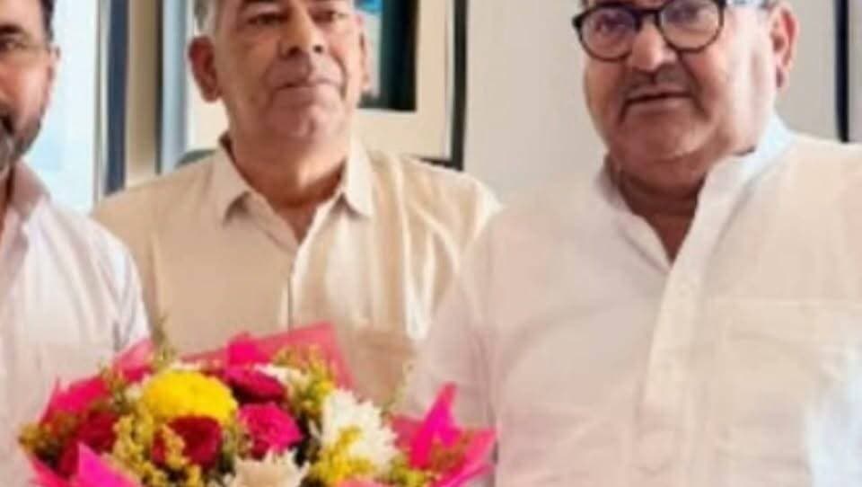 चौधरी देवीलाल जी की 113वीं जयंती पर 27 सितंबर को नूंह में होगा सम्मान दिवस समारोह
इनेलो हरियाणा कार्यकारिणी सदस्य लोकेश दहिया ने प्रदेशवासियों को समारोह में पहुंचने का दिया निमंत्रण
इंडियन नेशनल लोकदल (इनेलो) के संस्थापक एवं हरियाणा के पूर्व मुख्यमंत्री स्वर्गीय चौधरी देवीलाल जी की 113वीं जयंती के अवसर पर आगामी रविवार, 27 सितंबर 2026 को नूंह (मेवात) में सम्मान दिवस समारोह का आयोजन किया जाएगा। समारोह में बड़ी संख्या में पार्टी कार्यकर्ताओं, समर्थकों एवं आमजन के शामिल होने की उम्मीद है।
कार्यक्रम का आयोजन प्रातः 11 बजे नूंह (मेवात) में किया जाएगा।
समारोह में इनेलो के राष्ट्रीय अध्यक्ष चौधरी अभय सिंह चौटाला मुख्य वक्ता के रूप में उपस्थित रहेंगे। इस अवसर पर प्रदेश कार्यकारिणी सदस्य लोकेश दहिया सहित पार्टी के अनेक पदाधिकारी एवं कार्यकर्ता मौजूद रहेंगे।
समारोह में चौधरी देवीलाल जी के जीवन, उनके संघर्ष, किसानों, मजदूरों, गरीबों एवं वंचित वर्गों के लिए किए गए कार्यों तथा उनके सामाजिक एवं राजनीतिक योगदान को याद किया जाएगा।
लोकेश दहिया ने कहा कि “27 सितंबर को हम नूंह में सिर्फ एक जयंती मनाने नहीं आ रहे...
हम उस विचार को जिंदा करने आ रहे हैं...
जिसने दिल्ली के तख्त को बताया था...
कि कुर्सी किसान के बूट के नीचे है।
ताऊ देवीलाल वो नाम है...
जिसने बुढ़ापा पेंशन को भीख नहीं... हक बनाया।
ताऊ कहते थे...
मैं कुर्सी का भूखा नहीं... मैं हल का पुजारी हूँ।
और उनका एक ही नारा था...
हिंदू-मुसलमान सब मेरे एक खेत की दो मेड़ हैं।
आज लोग घोषणा-पत्र लाते हैं...
ताऊ देवीलाल फैसला लाते थे।
आइए, 27 सितंबर को नूंह पहुंचें और ताऊ देवीलाल जी के संघर्ष, विचारों और जनसेवा की विरासत को आगे बढ़ाने का संकल्प लें।
ताऊ देवीलाल अमर रहें!
इनेलो जिंदाबाद!