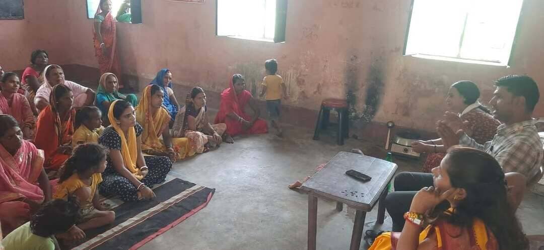 प्रेस विज्ञप्ति
जिला जनसंपर्क कार्यालय, लखीसराय।
*दिनांक: 10 सितंबर 2026*
*महिला एवं बाल विकास निगम लखीसराय के तत्वावधान में व महिला सशक्तिकरण केंद्र के सहयोग से सदर परियोजना अंतर्गत आंगनबाड़ी केंद्र संख्या 109 में सखी वार्ता का आयोजन किया गया*
कार्यक्रम का मुख्य उद्देश्य वंचित , पीड़ित व शोषित महिलाओं को सरकारी योजनाओं, घरेलू हिंसा एवं बाल विवाह के दुष्परिणामों के बारे में जागरूक करना था।
*जिला मिशन समन्वयक प्रशांत कुमार* * ने महिलाओं को मिशन शक्ति के घटकों - वन स्टॉप सेंटर, 181 महिला हेल्पलाइन, बेटी बचाओ बेटी पढ़ाओ एवं महिला सशक्तिकरण केंद्र जैसी योजनाओं से अवगत कराया। साथ ही साथ बाल विवाह जैसे कुरीति, दुष्परिणाम के बारे में विस्तारपूर्वक जानकारी दी गई।
पोषण माह के बारे में जानकारी देते हुए कहा कि 9 सितंबर से 8 अक्टूबर तक पूरे देश में पोषण माह मनाया जा रहा है। जिसका उद्देश्य सही पोषण, उचित देखभाल एवं स्वस्थ मातृत्व का आधार बनाकर सुपोषित भारत की संकल्पना से विकसित राष्ट्र बनाना है। पोषण सिर्फ भोजन ही नहीं बल्कि जीवन का आधार है। जीवन के प्रथम हजार दिन बच्चों के लिए महत्वपूर्ण अवधि माना गया है। इसपर सभी को पहल करनी चाहिए।इस वर्ष का थीम हमारी आंगनबाड़ी हमारी जिम्मेदारी के बारे में भी जानकारी दी गई।
कार्यक्रम के अंत में *लैंगिक विशेषज्ञ किस्मत कुमारी* के द्वारा उपस्थित सभी महिलाओं व लोगों को *बाल विवाह न करने एवं न होने देने की सामूहिक शपथ* दिलाई गई। सभी ने अपने क्षेत्र को बाल विवाह मुक्त बनाने का संकल्प लिया।
शक्ति सदन के *आवासीय अधीक्षिका निभा कुमारी* ने कहा कि 'सखी वार्ता' के माध्यम से हमारा प्रयास है कि अंतिम पायदान पर बैठी महिला तक सरकार की योजनाओं की जानकारी पहुंचे। जब महिलाएं अपने अधिकारों के प्रति जागरूक होंगी, तभी सही मायने में सशक्तिकरण होगा। शक्ति सदन के बारे में विस्तारपूर्वक जानकारी दी गई।
कार्यक्रम में लैंगिक विशेषज्ञ नवीन कुमार,आंगनबाड़ी सेविका रूबी रानी, सहायिका रेखा देवी, सरिता देवी, बिंदु देवी, कुमकुम देवी, रीता देवी जैसे दर्जनों स्थानीय महिला मौजूद रही।
धन्यवाद ज्ञापन आंगनबाड़ी सेविका रूबी रानी ने किया।