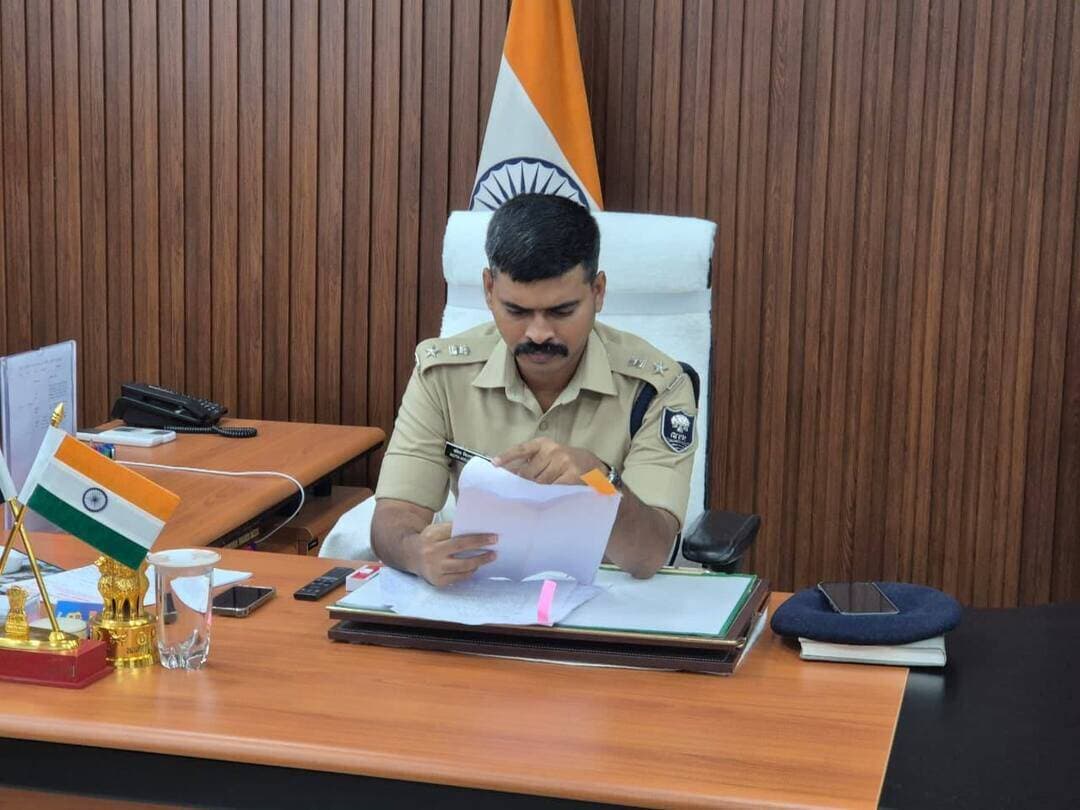 जनता दरबार में एसपी ने सुनीं आमजनों की समस्याएं
जहानाबाद : पुलिस अधीक्षक कोटा किरण कुमार ने गुरुवार को जनता दरबार आयोजित कर आमजनों की समस्याएं सुनीं। विभिन्न क्षेत्रों से पहुंचे लोगों ने पुलिस से संबंधित अपनी-अपनी समस्याओं और शिकायतों को एसपी के समक्ष रखा। पुलिस अधीक्षक ने सभी फरियादियों की समस्याओं को गंभीरता और ध्यानपूर्वक सुना।
उन्होंने संबंधित मामलों की जानकारी लेते हुए शिकायतों के त्वरित निष्पादन के लिए संबंधित पुलिस पदाधिकारियों को आवश्यक निर्देश दिए। एसपी ने अधिकारियों को निर्देशित किया कि आम लोगों की शिकायतों का नियमानुसार शीघ्र समाधान सुनिश्चित करें। जनता दरबार में पहुंचे लोगों ने अपनी समस्याओं के समाधान की उम्मीद जताई।