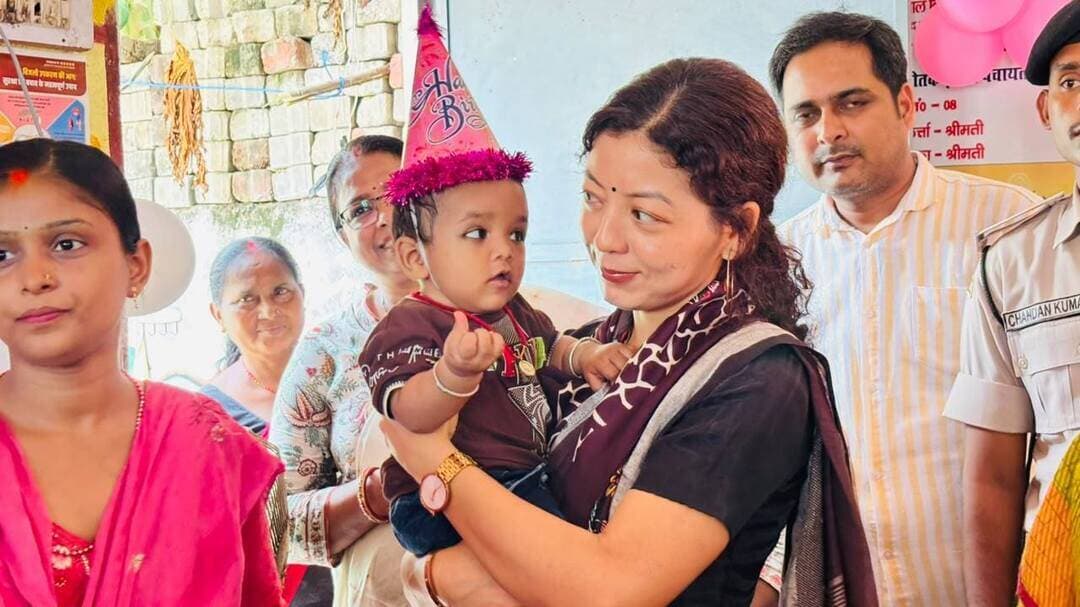 पोषण रंगोली से दिया संतुलित आहार का संदेश, गर्भवती की हुई गोद भराई
जहानाबाद : आंगनबाड़ी केंद्रों के माध्यम से लोगों को सही पोषण के प्रति जागरूक करने के उद्देश्य से बुधवार को 9वें राष्ट्रीय पोषण माह का जिला स्तरीय शुभारंभ किया गया। आंगनबाड़ी केंद्र संख्या 144, दुग्ध शीतल केंद्र परिसर में जिला पदाधिकारी छिरिङ वाई भूटिया ने दीप प्रज्ज्वलित कर कार्यक्रम का उद्घाटन किया। इसके बाद उन्होंने पोषण जागरूकता अभियान को हरी झंडी दिखाकर रवाना किया।
जिले में 9वां राष्ट्रीय पोषण माह 9 सितंबर से 8 अक्टूबर तक मनाया जाएगा। इस दौरान विभिन्न विभागों के समन्वय से पोषण को लेकर जागरूकता कार्यक्रम आयोजित किए जाएंगे।
कार्यक्रम में जिला पदाधिकारी ने पोषण रंगोली और पोषण टेबल का अवलोकन किया। रंगोली के माध्यम से प्रोटीनयुक्त आहार, फल, हरी सब्जियों और संतुलित भोजन के महत्व को प्रदर्शित किया गया था। वहीं सेविका-सहायिका द्वारा स्थानीय खाद्य पदार्थों से तैयार पौष्टिक व्यंजन भी प्रदर्शित किए गए। इनमें रागी ठेकुआ, सूजी पुआ, मिक्स लड्डू, सहजन की भाजी और सब्जी पुलाव समेत अन्य व्यंजन शामिल थे। जिला पदाधिकारी ने व्यंजनों का स्वाद चखकर स्थानीय स्तर पर उपलब्ध खाद्य पदार्थों को भोजन में शामिल करने की पहल की सराहना की।
इसके बाद सातवें माह की गर्भवती लाभार्थी राजना भारती की पारंपरिक रूप से गोद भराई की गई। वहीं छह माह के शिशु रेयांश राज को खीर खिलाकर अन्नप्राशन कराया गया। इस दौरान तीन गर्भवती महिलाओं समेत 10 लाभार्थियों को टेक होम राशन (टीएचआर) भी दिया गया। एक कुपोषित बच्ची को पोषण पुनर्वास केंद्र भेजने का निर्देश दिया गया।
जिला पदाधिकारी ने कहा कि पोषण माह का उद्देश्य केवल कार्यक्रम आयोजित करना नहीं, बल्कि गर्भवती व धात्री महिलाओं, बच्चों, किशोरियों और परिवारों तक सही पोषण संबंधी व्यवहार पहुंचाना है। उन्होंने स्थानीय पौष्टिक खाद्य पदार्थ, प्रोटीनयुक्त भोजन, फल और हरी सब्जियों के नियमित सेवन पर जोर दिया।
पोषण माह के दौरान आहार विविधता, पर्याप्त प्रोटीन, आंगनबाड़ी केंद्रों पर ताजा व गर्म पका भोजन, सामुदायिक सहभागिता, बाल विकास के लिए पोषण एवं प्रारंभिक उद्दीपन तथा प्रधानमंत्री मातृ वंदना योजना के माध्यम से मातृ स्वास्थ्य को लेकर गतिविधियां होंगी।
मौके पर उप विकास आयुक्त आदित्य कुमार पियूष, जिला कार्यक्रम पदाधिकारी आइसीडीएस, सभी बाल विकास परियोजना पदाधिकारी, महिला पर्यवेक्षिका, सेविका-सहायिका, लाभार्थी और बच्चे उपस्थित थे।