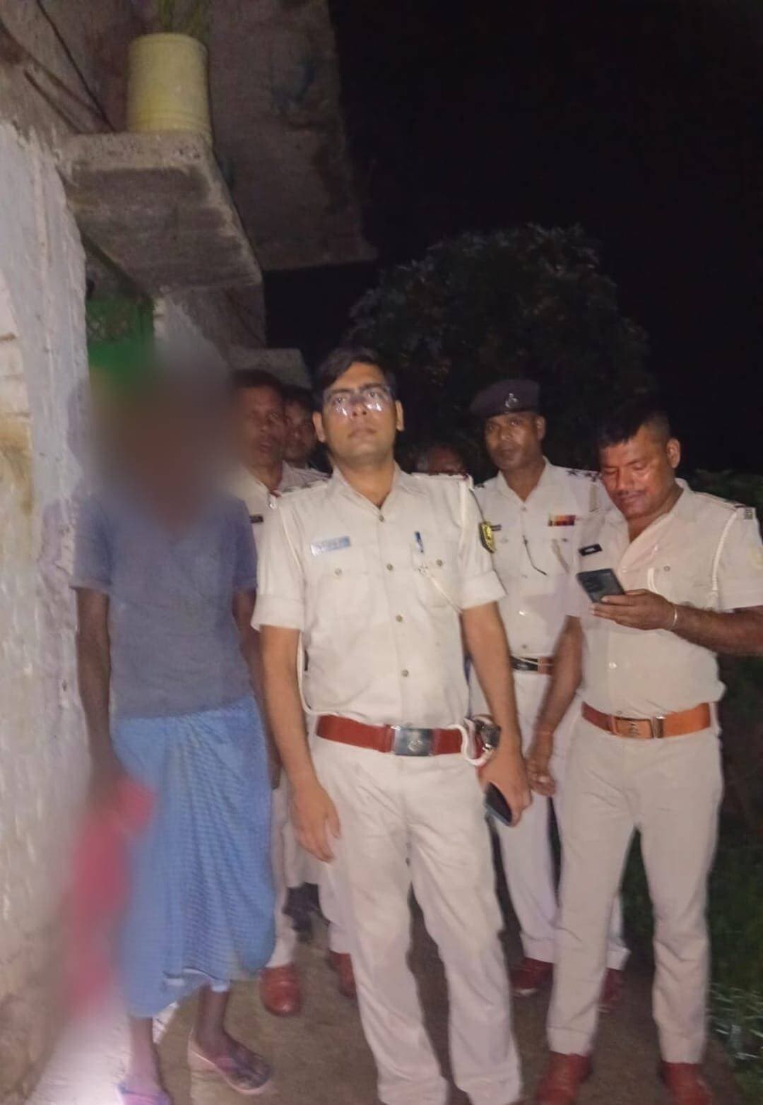 इश्तिहार वारंटी अभियुक्त सुरेन्द्र यादव गिरफ्तार
जहानाबाद : ओकरी थाना पुलिस ने न्यायालय से प्राप्त इश्तिहार वारंट के आधार पर कार्रवाई करते हुए एक वारंटी अभियुक्त को गिरफ्तार किया है। गिरफ्तार अभियुक्त की पहचान ओकरी थाना क्षेत्र के गुड़िया बिगहा गांव निवासी 55 वर्षीय सुरेन्द्र यादव के रूप में हुई है। वह स्व. बालेश्वर यादव का पुत्र बताया गया है।
पुलिस के अनुसार, न्यायालय से प्राप्त इश्तिहार के आलोक में अभियुक्त की गिरफ्तारी की गई। गिरफ्तारी के बाद पुलिस द्वारा मामले में अग्रिम कार्रवाई की जा रही है।
