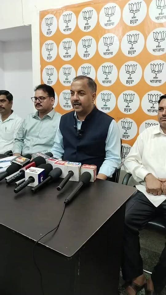 भाजपा सदर विधायक त्रिलोक जमवाल बिलासपुर में पत्रकारों से बातचीत करते हुए क्या कहते हैं देखिए पूरी वीडियो
@topfans Muse Bilaspur, Kullu,Mandi,Hamirpur Kangra & ALL Distt ''himachal''