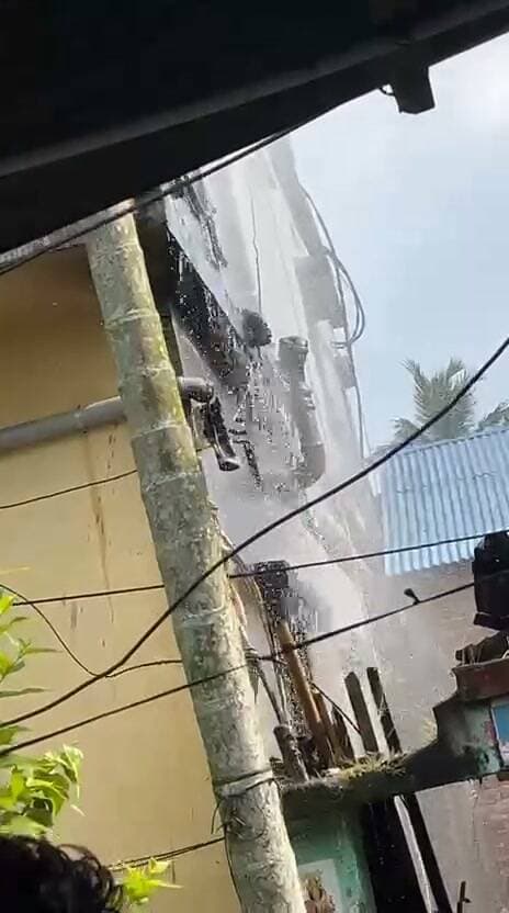 আগুনে পুড়ে ছাই বসত ঘর! প্রায় দুই-আড়াই লক্ষ টাকার ক্ষয়ক্ষতি!! ঘটনাস্থলে দুটি দমকলের ২টি ইঞ্জিন এসে আগুন নিয়ন্ত্রণে আনে।ঘটনাটি ঘটে অটো চালক প্রদীপ দাসের বাড়িতে বর্ডার গোলচক্কর জয় দুর্গা পাড়া এলাকায়।