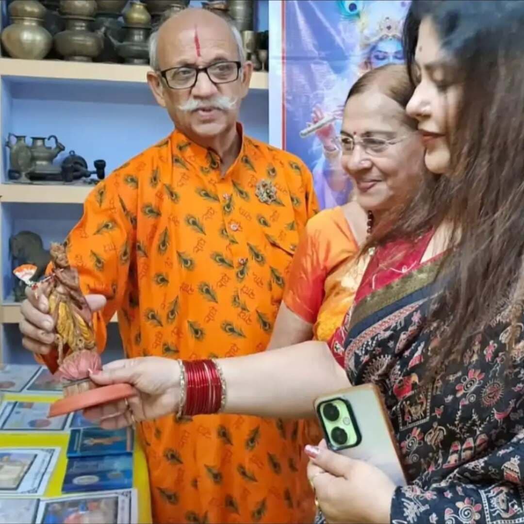 उरई में सजी ‘मोहन दीर्घा’, दुर्लभ धरोहरों में दिखा श्रीकृष्ण का वैश्विक स्वरूप
उरई(9 सिंतबर)। शहर की चूड़ी वाली गली में स्थित संध्या पुरवार के आवास पर भारतीय संस्कृति और श्रीकृष्ण से जुड़ी दुर्लभ ऐतिहासिक धरोहरों की अनूठी झलक देखने को मिली। इंटैक उरई अध्याय, कानपुर-बुंदेलखंड प्रांतीय धरोहर समिति और संस्कार भारती के संयुक्त तत्वावधान में ‘मोहन दीर्घा’ का शुभारंभ किया गया।
दीर्घा में देश-विदेश से जुड़ी श्रीकृष्ण की सांस्कृतिक विरासत को संग्रहित कर प्रदर्शित किया गया है। यहां 100 वर्ष से अधिक पुरानी श्रीकृष्ण, श्रीनाथजी और जगन्नाथजी की पेंटिंग, 14वीं से 16वीं शताब्दी की मदुरै की दुर्लभ ताम्र मुद्राएं, विदेशी सिक्के, टेंपल टोकन, पीतल की कलात्मक वस्तुएं और विभिन्न प्रकार के शंख लोगों के आकर्षण का केंद्र बने।
कार्यक्रम का उद्घाटन अंतरराष्ट्रीय मानवाधिकार एवं अपराध नियंत्रण संगठन की राष्ट्रीय अध्यक्षा डॉ. स्वयं प्रभा दुबे ने दीप प्रज्ज्वलित कर किया। दीर्घा के संयोजक डॉ. हरिमोहन पुरवार ने बताया कि प्रदर्शनी में भारत के साथ-साथ इंडोनेशिया, नेपाल, लाओस, गुयाना और श्रीलंका में श्रीकृष्ण से संबंधित जारी किए गए डाक टिकट, प्रथम दिवस आवरण और पोस्टकार्ड भी शामिल हैं।
प्रदर्शनी में कृष्ण के जीवन एवं चरित्र पर आधारित कटआउट और एआई से तैयार किए गए चित्र भी दर्शकों का ध्यान खींच रहे हैं। इसके अलावा करीब 150 वर्ष पुराना बुंदेली कलम शैली में हस्तनिर्मित ‘कन्हैया जू का पट’ भी दीर्घा की प्रमुख विशेषताओं में शामिल है।
इस अवसर पर संध्या पुरवार, उषा सिंह निरंजन और चंचल मिश्रा सहित अन्य लोगों ने मुख्य अतिथि का अंगवस्त्र भेंटकर स्वागत किया। ‘मोहन दीर्घा’ के माध्यम से धार्मिक आस्था के साथ-साथ भारतीय कला, इतिहास और सांस्कृतिक विरासत को संरक्षित करने का प्रयास भी देखने को मिला।