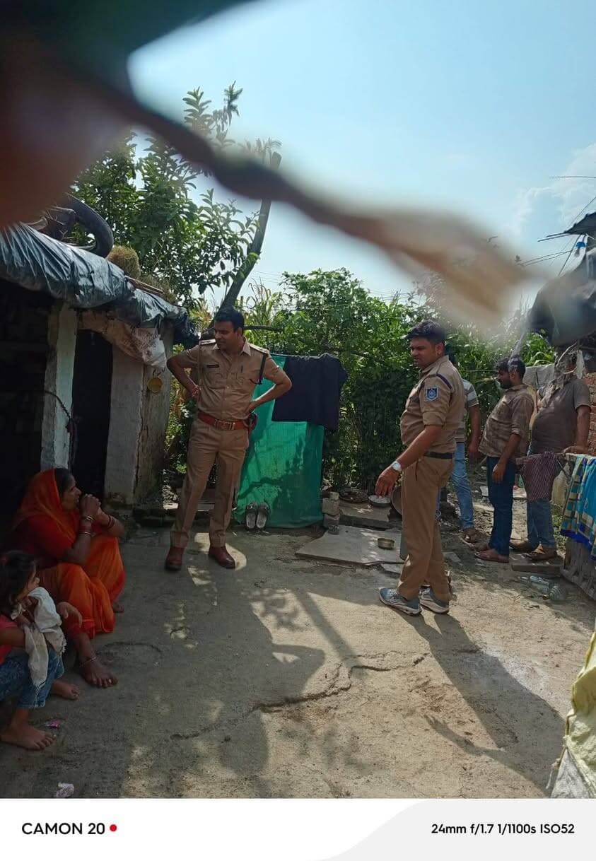 आबकारी विभाग द्वारा अवैध शराब के विरुद्ध कार्यवाही
--
कलेक्टर श्री साकेत मालवीय के निर्देशन में जिले में अवैध शराब के विरूद्ध गुरूवार को आबकारी विभाग द्वारा वृत अशोकनगर की टीम द्वारा निरंतर गस्त एवं दबिश दी गई। इस दौरान ग्राम तूमेन में अवैध मदिरा की शिकायत पर चेकिंग की गई। ग्राम तूमेन की नाले किनारे से 200 लीटर लाहन जप्त कर मौके पर नष्ट किया गया। वही ग्राम तूमेन में 50 पाव मसाला मदिरा जप्त कर प्रकरण कायम किया गया। ग्राम अमाई में 03 लीटर हाथभट्ठी मदिरा का प्रकरण दर्ज किया गया।मध्यप्रदेश आबकारी अधिनियम की धारा 34(१) A व 34(f) के तहत कुल 03 प्रकरण दर्ज किए गए। अवैध शराब के विरूद्ध कार्यवाही निरंतर जारी रहेगी।
#ashoknagar