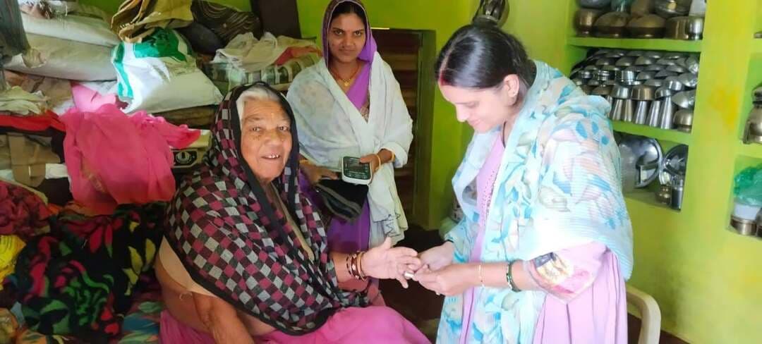 मलेरिया नियंत्रण हेतु आवश्यक कार्यवाही
--
जिला अशोकनगर में ईसागढ़ ब्लॉक अंतर्गत ग्राम बमुरिया में एक डेंगू पॉजिटिव मरीज होने की सूचना प्राप्त होने पर मलेरिया नियंत्रणात्मक कार्यवाही करते हुए सीएचओ/एएनएम और आशा कार्यकर्ता एवं अन्य स्वास्थ्य कर्मचारियों अधिकारियों द्वारा ग्राम का भ्रमण किया गया। साथ ही ग्राम में फीवर सर्वे एवं लार्वा सर्वे कराया गया। किट से 21 बुखार संभावित मलेरिया वाले व्यक्तियों की व्यक्तियों की जांच की गई।
#ashoknagar