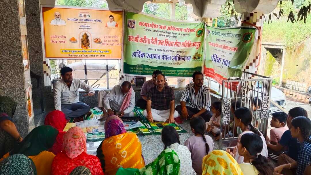 नवांकुर सखियों ने बनाई मिट्टी गणेश की मूर्ति
--
मध्यप्रदेश जन अभियान परिषद विकासखंड अशोकनगर की नवांकुर संस्था जय मां करीला देवी जन शिक्षा सेवा समिति म्यांपुर व ग्राम विकास प्रस्फुटन समिति म्यांपुर द्वारा आज सेक्टर स्तरीय मिट्टी गणेश- सिद्ध गणेश का प्रशिक्षण ग्राम म्यांपुर में राधा कृष्ण मंदिर पर रखा गया। जिसमें सेक्टर की समस्त नवांकुर सखियां और सामाजिक कार्यकर्ता उपस्थित रहे। इस अवसर पर श्रीमती उर्मिला रघुवंशी ने मिट्टी गणेश -सिद्ध गणेश प्रशिक्षण का शुभारंभ किया। इस अवसर पर उन्होंने बताया कि हमारी संस्कृति में मिट्टी के गणेश जी हीं पूजनीय होते हैं। विकासखंड समन्वयक श्री मनोज यादव ने बताया कि परिषद द्वारा सेक्टर स्तर पर नवांकुर सखियों को प्रशिक्षण दिया जा रहा है और गणेश चतुर्थी पर मिट्टी के गणेश जी स्थापित करें। प्रशिक्षक श्री लल्लीराम प्रजापति द्वारा मिट्टी के गणेश जी बनाना सिखाए और सभी नवांकुर सखियों ने भी मिट्टी के गणेश जी बनाये।कार्यक्रम में परामर्शदाता श्री गणेश राम अहिरवार,नवांकुर संस्था के सचिव श्री विवेक रघुवंशी , प्रस्फुटन समिति के अध्यक्ष श्री अरुण रघुवंशी, सदस्य श्री शिवेंद्र रघुवंशी सहित नवांकुर सखी उपस्थित थी।कार्यक्रम के अंत में एक पेड़ मां के नाम का आम का पौधा अरुण रघुवंशी जी के बगीचे में लगाया गया।
#ashoknagar