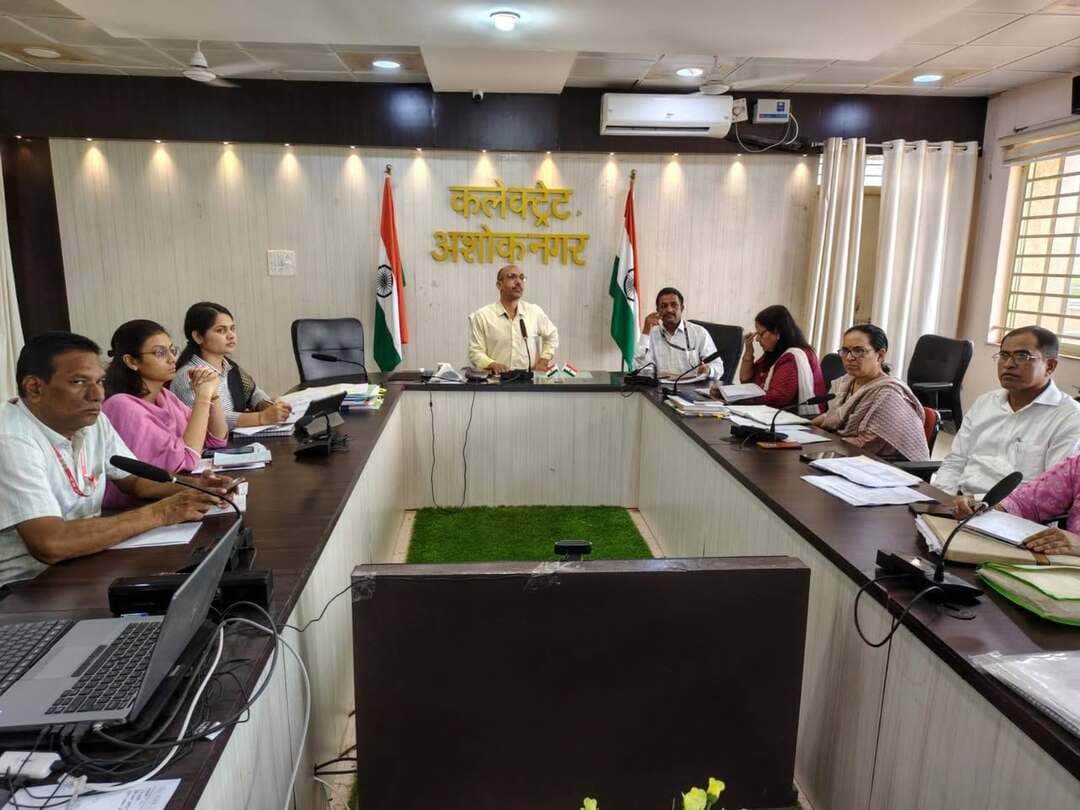 जिला स्वास्थ्य समिति एवं पोषण समिति तथा शिक्षा विभाग की संयुक्त बैठक आयोजित
--
कलेक्टर श्री साकेत मालवीय की अध्यक्षता में गुरुवार को कलेक्ट्रेट सभाकक्ष में जिला स्वास्थ्य समिति एवं पोषण समिति तथा शिक्षा विभाग की संयुक्त बैठक आयोजित की गई। बैठक में स्वास्थ्य विभाग,महिला एवं बाल विकास विभाग तथा शिक्षा विभाग द्वारा संचालित विभिन्न योजनाओं एवं कार्यक्रमों के क्रियान्वयन की विस्तार से समीक्षा की गई।
बैठक में कलेक्टर श्री मालवीय ने संबंधित अधिकारियों से योजनाओं की प्रगति की जानकारी लेते हुए निर्देश दिए कि शासन की जनकल्याणकारी योजनाओं का लाभ पात्र हितग्राहियों तक समयबद्ध एवं प्रभावी रूप से पहुंचाया जाए। उन्होंने स्वास्थ्य सेवाओं की उपलब्धता, पोषण संबंधी गतिविधियों तथा विभागीय योजनाओं के क्रियान्वयन में बेहतर समन्वय के साथ कार्य करने के निर्देश दिए। उन्होंने 05 वर्ष से 15 वर्ष तक के आयु वर्ग के बच्चों के समग्र आईडी तथा ई-केवायसी बनवाये जाने के निर्देश स्कूल शिक्षा विभाग को दिए।
बैठक में प्रसूति सहायता योजना के अंतर्गत हितग्राहियों को लाभ दिलाने के लिए आवश्यक दस्तावेज तैयार कराए जाने की स्थिति की समीक्षा की। उन्होंने संबंधित अधिकारियों को निर्देश दिए कि पात्र हितग्राहियों के आवश्यक दस्तावेज समय पर तैयार कराकर उन्हें प्रसूति सहायता का लाभ सुनिश्चित कराया जाए। कलेक्टर ने स्पष्ट निर्देश दिए कि इस कार्य में किसी भी प्रकार की लापरवाही पाए जाने पर संबंधित के विरुद्ध कार्रवाई की जाएगी।
बैठक में कलेक्टर ने 0 से 5 वर्ष तक के बच्चों के आधार कार्ड बनाए जाने के संबंध में भी विस्तार से समीक्षा की। उन्होंने संबंधित अधिकारियों को निर्देशित किया कि पात्र बच्चों के आधार कार्ड बनाने की प्रक्रिया में तेजी लाते हुए शत-प्रतिशत बच्चों का आधार पंजीयन सुनिश्चित कराया जाए।
बैठक में उच्च जोखिम गर्भवती महिलाओं के चिन्हांकन एवं प्रबंधन,रक्त की उपलब्धता,ब्लड बैंक यूनिट की क्रियाशीलता,रेफरल परिवहन की समय पर उपलब्धता,मातृ मृत्यु की समयबद्ध रिपोर्टिंग,जननी सुरक्षा योजना तथा प्रसूति सहायता योजना के अंतर्गत भुगतान की स्थिति,दस्तक अभियान,टीकाकरण,टीवी उन्मूलन अभियान,पोषण टेकर के संबंध में विस्तार से समीक्षा कर आवश्यक निर्देश दिए।
बैठक में मुख्य कार्यपालन अधिकारी जिला पंचायत श्री राजेश जैन,मुख्य चिकित्सा एवं स्वास्थ्य अधिकारी डॉ.अलका त्रिवेदी,जिला शिक्षा अधिकारी मधु शर्मा,जिला कार्यक्रम अधिकारी महिला एवं बाल विकास श्रीमती चन्द्रसेना भिड़े एवं संबंधित अधिकारी,कर्मचारी उपस्थित रहे।
#ashoknagar