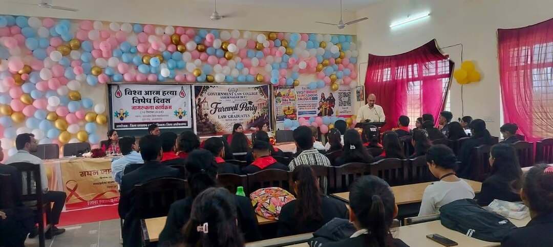 विश्व आत्महत्या निषेध दिवस पर कलेक्टर ने किया छात्रों से संवाद
विश्व आत्महत्या निषेध दिवस पर शासकीय विधि महाविद्यालय में कार्यक्रम आयोजित
--
विश्व आत्महत्या निषेध दिवस पर शासकीय विधि महाविद्यालय अशोकनगर में कलेक्टर श्री साकेत मालवीय की अध्यक्षता में कार्यक्रम आयोजित किया गया। कार्यक्रम में कलेक्टर श्री साकेत मालवीय ने छात्रों से संवाद किया। इस अवसर पर उन्होंने आत्महत्या की रोकथाम, मानसिक स्वास्थ्य के प्रति जागरूकता तथा लोगों को तनावपूर्ण परिस्थितियों में सकारात्मक सोच एवं संवाद के माध्यम से समस्याओं का समाधान करने के लिए प्रेरित किया।
कार्यक्रम में कलेक्टर श्री मालवीय ने कहा कि आत्महत्या की रोकथाम परिवार, समाज, शिक्षण संस्थानों, प्रशासन और प्रत्येक नागरिक की महत्वपूर्ण भूमिका है। मानसिक तनाव अथवा किसी कठिन परिस्थिति से गुजर रहे व्यक्ति की बात को गंभीरता से सुनना और उसे भावनात्मक सहयोग प्रदान करना आवश्यक है। उन्होंने कहा कि समय पर किया गया संवाद और उचित मार्गदर्शन किसी व्यक्ति को कठिन परिस्थिति से बाहर आने में मदद कर सकता है। उन्होंने कहा कि कई बार व्यक्ति अपनी परेशानियों को परिवार या आसपास के लोगों से साझा नहीं कर पाता। ऐसी स्थिति में हमें संवेदनशील होकर उसके व्यवहार में होने वाले बदलावों को समझने तथा बिना किसी भेदभाव या संकोच के उसकी बात सुनने की जरूरत है। उन्होंने कहा कि मानसिक स्वास्थ्य से जुड़ी समस्याओं को लेकर किसी प्रकार का कलंक या संकोच न रखें और आवश्यकता होने पर विशेषज्ञों से परामर्श लें। उन्होंने कहा कि स्कूल कॉलेज स्तर पर आत्महत्या रोकथाम सेल का गठन किया जाना चाहिए, जहां पर विद्यार्थी अपनी समस्या को साझा कर सके।
कार्यक्रम में प्राचार्य श्रीमती गरिमा राठौर एवं महाविद्यालय के छात्र-छात्राएं उपस्थित थे।
#ashoknagar