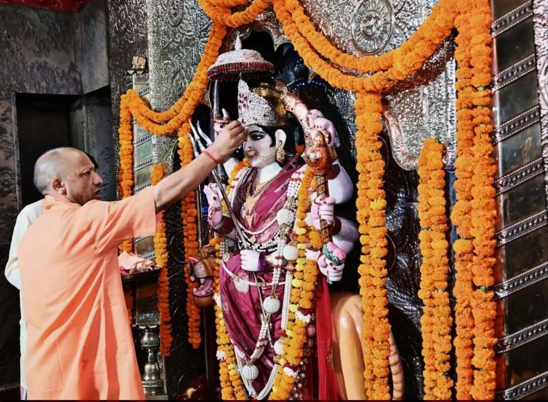 आंगनबाड़ी कार्यकत्रियों को योगी सरकार की बड़ी सौगात, मानदेय में ₹4 हजार तक की बढ़ोतरी
कार्यकत्रियों का मानदेय ₹8 हजार से बढ़कर ₹12 हजार, सहायिकाओं को अब ₹6 हजार मिलेंगे; ₹5 लाख स्वास्थ्य बीमा और कैशलेस इलाज की भी घोषणा
बलरामपुर, 08 सितंबर 2026।
आंगनबाड़ी कार्यकत्रियों एवं सहायिकाओं के लिए प्रदेश सरकार ने बड़ी सौगात की घोषणा की है। अयोध्या में आयोजित राज्य स्तरीय कार्यक्रम में मुख्यमंत्री योगी आदित्यनाथ ने आंगनबाड़ी कार्यकत्रियों का मानदेय ₹8 हजार से बढ़ाकर ₹12 हजार तथा सहायिकाओं का मानदेय ₹4 हजार से बढ़ाकर ₹6 हजार करने की घोषणा की। इसके साथ ही दोनों को ₹5 लाख का स्वास्थ्य बीमा कवर और ₹5 लाख तक कैशलेस चिकित्सा सुविधा देने का ऐलान किया गया।
मुख्यमंत्री की घोषणा का सजीव प्रसारण बलरामपुर कलेक्ट्रेट में आयोजित कार्यक्रम में जनप्रतिनिधियों, अधिकारियों और बड़ी संख्या में आंगनबाड़ी कार्यकत्रियों एवं सहायिकाओं ने देखा।
बलरामपुर की 4366 कर्मियों को मिलेगा लाभ
मानदेय में बढ़ोतरी से जनपद की 2183 आंगनबाड़ी कार्यकत्रियां और 2183 सहायिकाएं, यानी कुल 4366 कर्मी, लाभान्वित होंगी। मानदेय वृद्धि के साथ स्वास्थ्य बीमा और कैशलेस चिकित्सा सुविधा मिलने से आंगनबाड़ी कर्मियों को आर्थिक एवं स्वास्थ्य सुरक्षा का भी लाभ मिलेगा।
कार्यक्रम में बलरामपुर सदर विधायक पल्टूराम, जिला पंचायत अध्यक्ष आरती तिवारी, जिलाधिकारी डॉ. विपिन कुमार जैन, नगर पालिका अध्यक्ष धीरेंद्र प्रताप सिंह 'धीरू' समेत संबंधित विभाग के अधिकारी-कर्मचारी मौजूद रहे।
पोषण पोटली का भी हुआ वितरण
कार्यक्रम के दौरान पोषण अभियान के तहत महिलाओं एवं बच्चों को पोषण पोटली वितरित की गई। अधिकारियों ने मातृ एवं शिशु स्वास्थ्य, गर्भवती एवं धात्री महिलाओं के पोषण तथा कुपोषण की रोकथाम में आंगनबाड़ी केंद्रों की भूमिका को महत्वपूर्ण बताया।
विधायक पल्टूराम ने कहा कि आंगनबाड़ी कार्यकत्रियां एवं सहायिकाएं सरकार की मातृ-शिशु स्वास्थ्य, पोषण और बाल विकास से जुड़ी योजनाओं को गांव-गांव और जरूरतमंद परिवारों तक पहुंचाने में महत्वपूर्ण भूमिका निभाती हैं। मानदेय में वृद्धि और स्वास्थ्य सुरक्षा का निर्णय उनके योगदान के प्रति सरकार के सम्मान को दर्शाता है।
कार्यक्रम के दौरान उपस्थित आंगनबाड़ी कार्यकत्रियों एवं सहायिकाओं ने मुख्यमंत्री की घोषणाओं पर खुशी जताते हुए सरकार के प्रति आभार व्यक्त किया। इस अवसर पर जिला कार्यक्रम अधिकारी, जिला पंचायत अध्यक्ष प्रतिनिधि श्याम मनोहर तिवारी सहित संबंधित विभाग के अधिकारी एवं कर्मचारी उपस्थित रहे।