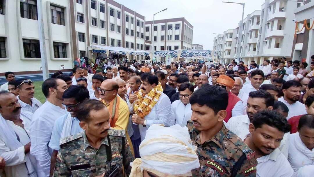 कैमूर नौघरा में शिक्षा का नया केंद्र तैयार, मंत्री जमा खान ने किया आवासीय विद्यालय का उद्घाटन
चैनपुर प्रखंड के ग्राम नौघरा में शिक्षा के क्षेत्र में एक नया अध्याय जुड़ गया है।
गुरुवार को मंत्री जमा खान ने नवनिर्मित 560 बेड की क्षमता वाले अल्पसंख्यक आवासीय विद्यालय का फीता काटकर विधिवत उद्घाटन किया। उद्घाटन के बाद उन्होंने विद्यालय परिसर का निरीक्षण कर शैक्षणिक और आवासीय व्यवस्थाओं का जायजा लिया।
इस मौके पर मंत्री जमा खान ने कहा कि यह विद्यालय केवल एक भवन नहीं बल्कि क्षेत्र के बच्चों के सपनों, बेहतर भविष्य और शिक्षा की नई उम्मीद का केंद्र है। यहां विद्यार्थियों को गुणवत्तापूर्ण शिक्षा के साथ-साथ आवासीय सुविधा भी मिलेगी, जिससे आर्थिक रूप से कमजोर परिवारों के बच्चों को विशेष लाभ मिलेगा।
उन्होंने कहा कि उनका हमेशा प्रयास रहा है कि चैनपुर और कैमूर के बच्चों को बेहतर शिक्षा के साथ आगे बढ़ने के अधिक से अधिक अवसर मिलें। नौघरा में इस विद्यालय की शुरुआत उसी संकल्प की दिशा में एक महत्वपूर्ण कदम है।
मंत्री ने विश्वास जताया कि यहां से शिक्षा प्राप्त कर बच्चे नई ऊंचाइयां हासिल करेंगे और अपने परिवार, समाज के साथ पूरे कैमूर का नाम रोशन करेंगे।