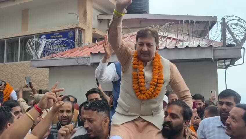 हिमाचल की कांग्रेस सरकार की तमाम कोशिशों के बावजूद शिमला जिला परिषद पर बीजेपी का कब्जा हो गया है। इसके साथ ही शिमला जिला परिषद में पहली बार भगवां पार्टी ने कब्जा जमाने में सफलता हासिल की है। बीजेपी समर्थित भूपेंद्र सिसोदिया चेयरमैन और भरत सिंह क्लांटा वाइस चेयरमैन चुने गए हैं। यानी 102 दिन के लंबे इंतजार के बाद शिमला जिला परिषद को चेयरमैन और वाइस चेयरमैन मिला है। 25 सदस्यीय वाली शिमला जिला परिषद में चेयरमैन पद के लिए बीजेपी के भूपेंद्र सिसोदिया को 13 वोट मिले और कांग्रेस के सुरेंद्र रेक्टा को 10 मत मिले और दो मत रिजेक्ट हुए। इसी तरह वाइस चेयरमैन के लिए बीजेपी के भरत सिंह क्लांटा 14 मत पड़े और कांग्रेस समर्थित मीनाक्षी के हिस्से 10 मत आए एक मत रिजेक्ट हो गया। जिला परिषद में चेयरमैन और वाइस चेयरमैन बनाने के लिए किसी भी दल को बहुमत के लिए 13 सदस्यों का समर्थन जरूरी था। मौजूदा स्थिति में बीजेपी समर्थित 11 और कांग्रेस समर्थित 10 निर्वाचित सदस्य हैं और 2 निर्दलीय सदस्यों की अहम भूमिका थी।