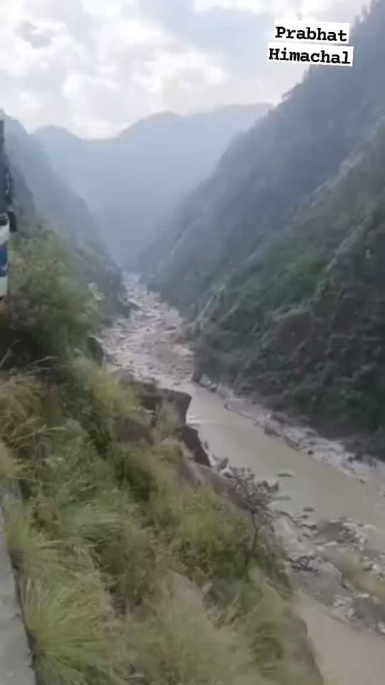 जिला किन्नौर में बड़ा हादसा होते-होते टल गया। रूपी गांव के मझगांव से पियो जा रही रिकांगपिओ डिपो बस की ब्रेक फेल हो गई।चालक ने सूझबूझ दिखाते हुए बस को सड़क के एक दम किनारे रोक दिया। हादसा बेहद खतरनाक हो सकता था, लेकिन चालक की समझदारी और समय पर लिए गए फैसले से बस में सवार यात्रियों की जान बाल-बाल बच गई।