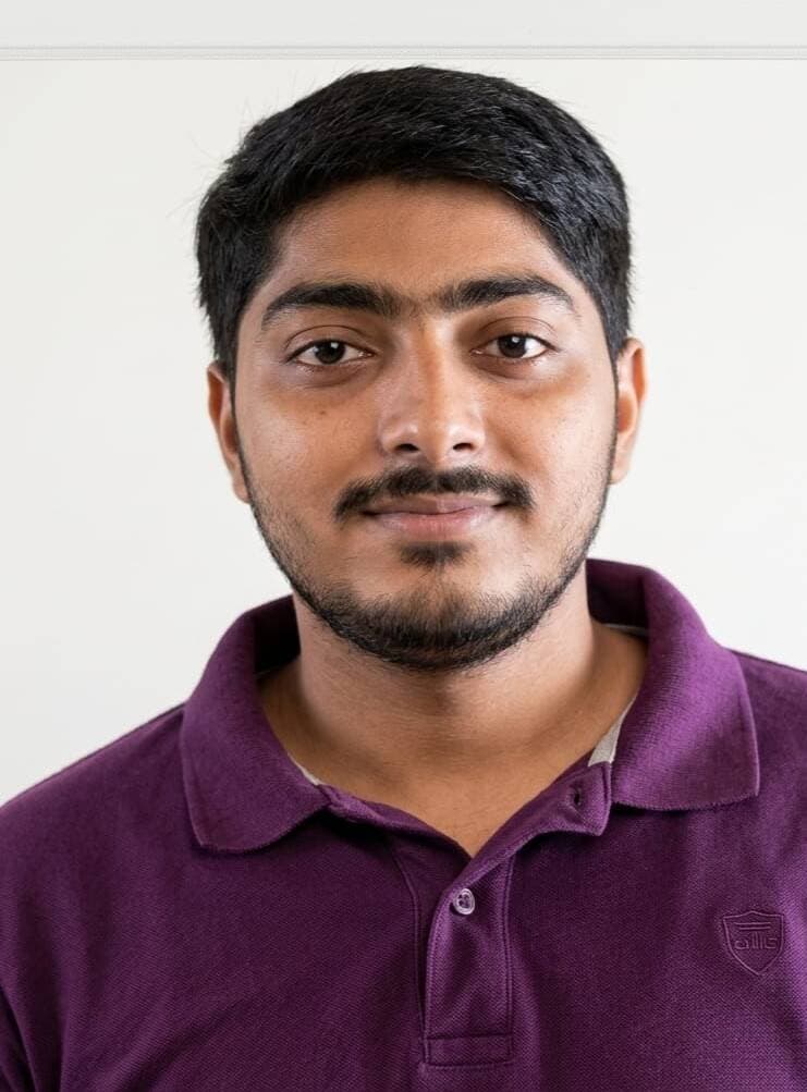 "सफलता की कहानी"
मुख्यमंत्री उद्यम क्रांति योजना ने सोहन के सपनों को दी नई उड़ान
मेहनत को मिला सरकारी योजना का साथ, सोहन ने खड़ा किया स्वयं का कारोबार
प्रतिमाह कमा रहे हैं ₹60-70 हजार की आय, अन्य लोगों को भी दे रहे हैं रोजगार
============================================================
सपनों को साकार करने के लिए यदि युवाओं को मेहनत के साथ सही अवसर और मार्गदर्शन मिल जाए, तो उनके लिए सफलता की राह आसान हो जाती है। छिंदवाड़ा के 26 वर्षीय युवा सोहन माहोरे ने मुख्यमंत्री उद्यम क्रांति योजना का लाभ लेकर इसे साकार कर दिखाया है। कभी भाइयों के साथ पारिवारिक व्यवसाय में हाथ बंटाने वाले सोहन ने इतनी कम उम्र में आज अपना स्वयं का कारोबार स्थापित कर आत्मनिर्भरता की मिसाल कायम की है।
सोहन ने स्वयं का व्यवसाय स्थापित कर न केवल आर्थिक रूप से आत्मनिर्भरता की ओर कदम बढ़ाया है, बल्कि अन्य युवाओं के लिए भी रोजगार का माध्यम बने हैं। मुख्यमंत्री उद्यम क्रांति योजना के माध्यम से मिले आर्थिक सहयोग ने सोहन के सपने को हकीकत में बदलने में महत्वपूर्ण भूमिका निभाई है।
सोहन ने अपने जीवन की शुरुआत अपने भाइयों के साथ मिलकर पारिवारिक व्यवसाय में काम करते हुए की। परिवार के व्यवसाय से उन्हें व्यापार की बारीकियों और ग्राहकों की जरूरतों को समझने का अच्छा अनुभव मिला, लेकिन सीमित आय के कारण परिवार की आर्थिक स्थिति में अपेक्षित बदलाव नहीं आ पा रहा था। सोहन के मन में हमेशा से अपना स्वयं का व्यवसाय शुरू करने और अपने पैरों पर खड़े होकर आत्मनिर्भर बनने का सपना था।
इसी दौरान जिला व्यापार एवं उद्योग केन्द्र छिंदवाड़ा द्वारा आयोजित शिविर के माध्यम से सोहन को मुख्यमंत्री उद्यम क्रांति योजना की जानकारी मिली। इस योजना के माध्यम से युवाओं को स्वयं का उद्यम एवं स्वरोजगार स्थापित करने के लिए बैंक ऋण उपलब्ध कराया जाता है, जिससे वे अपने हुनर और मेहनत को व्यवसाय का रूप देकर आत्मनिर्भर बन सकें।
योजना की जानकारी ने सोहन को अपने सपने को साकार करने का रास्ता दिखाया। उन्होंने बिना देर किए विभाग के मार्गदर्शन में अपना प्रकरण तैयार किया और भारतीय स्टेट बैंक की एडीबी चंदनगांव ब्रांच से मुख्यमंत्री उद्यम क्रांति योजना के अंतर्गत ₹4 लाख 80 हजार का ऋण प्राप्त किया। इस आर्थिक सहयोग से उन्होंने बैतूल रोड, इमलीखेड़ा चौक, छिंदवाड़ा में "सोहन ट्रेडर्स" नाम से अपना व्यवसाय प्रारंभ किया।
सोहन ट्रेडर्स में वर्तमान में ड्रिल मशीन, पेंट, पाइप सहित विभिन्न निर्माण एवं उपयोगी सामग्री का रिटेल कारोबार किया जा रहा है। व्यवसाय शुरू करने के बाद सोहन ने ग्राहकों की आवश्यकताओं को समझते हुए गुणवत्तापूर्ण सामग्री, उचित व्यवहार और बेहतर सेवा को अपनी प्राथमिकता बनाया। उनकी मेहनत और ग्राहकों के विश्वास से कारोबार धीरे-धीरे आगे बढ़ने लगा।
शुरुआती दौर में व्यवसाय को स्थापित करने के दौरान अनेक चुनौतियां सामने आईं। नए व्यवसाय में ग्राहकों का विश्वास हासिल करना, बाजार में अपनी पहचान बनाना और व्यापार को निरंतर आगे बढ़ाना आसान नहीं था। लेकिन सोहन ने चुनौतियों को बाधा नहीं बनने दिया। उन्होंने अपने अनुभव, मेहनत और लगन को अपनी ताकत बनाया और लगातार व्यवसाय को मजबूत करने का प्रयास किया।
आज सोहन प्रतिमाह लगभग ₹60 से ₹70 हजार की आय अर्जित कर रहे हैं। इतना ही नहीं, उनके व्यवसाय से अन्य 2 लोगों को भी रोजगार मिल रहा है। इस तरह सोहन की सफलता केवल उनके परिवार की आर्थिक स्थिति में सुधार तक सीमित नहीं है, बल्कि वे स्वयं आत्मनिर्भर बनने के साथ दूसरों के लिए भी रोजगार का अवसर उपलब्ध करा रहे
हैं।
सोहन बताते हैं कि यदि उन्हें मुख्यमंत्री उद्यम क्रांति योजना के माध्यम से आर्थिक सहयोग नहीं मिलता, तो अपने व्यवसाय को शुरू करने के सपने को साकार करने में काफी कठिनाई होती। योजना के माध्यम से मिले ऋण ने उन्हें पूंजी की कमी से उबरने और अपने अनुभव को स्वयं के व्यवसाय में बदलने का अवसर दिया।
आज "सोहन ट्रेडर्स" केवल एक दुकान नहीं, बल्कि सोहन के आत्मविश्वास, मेहनत और आत्मनिर्भर बनने के संकल्प की पहचान बन चुका है। पारिवारिक व्यवसाय से शुरुआत करने वाले सोहन ने सरकारी योजना का लाभ लेकर अपना स्वयं का उद्यम स्थापित किया और यह साबित किया कि सही अवसर, मेहनत और दृढ़ इच्छाशक्ति के साथ युवा अपने सपनों को नई दिशा दे सकते हैं।
मुख्यमंत्री उद्यम क्रांति योजना सोहन माहोरे जैसे युवाओं के लिए आर्थिक सहायता से कहीं बढ़कर आत्मनिर्भरता का माध्यम बन रही है। योजना से मिले सहयोग ने सोहन को अपने पैरों पर खड़े होने का अवसर दिया और उनके सपने को एक सफल व्यवसाय में बदलने की राह आसान की। आज सोहन स्वयं रोजगार प्राप्त कर रहे हैं और अन्य लोगों को रोजगार देकर आत्मनिर्भरता की इस यात्रा को आगे बढ़ा रहे हैं।