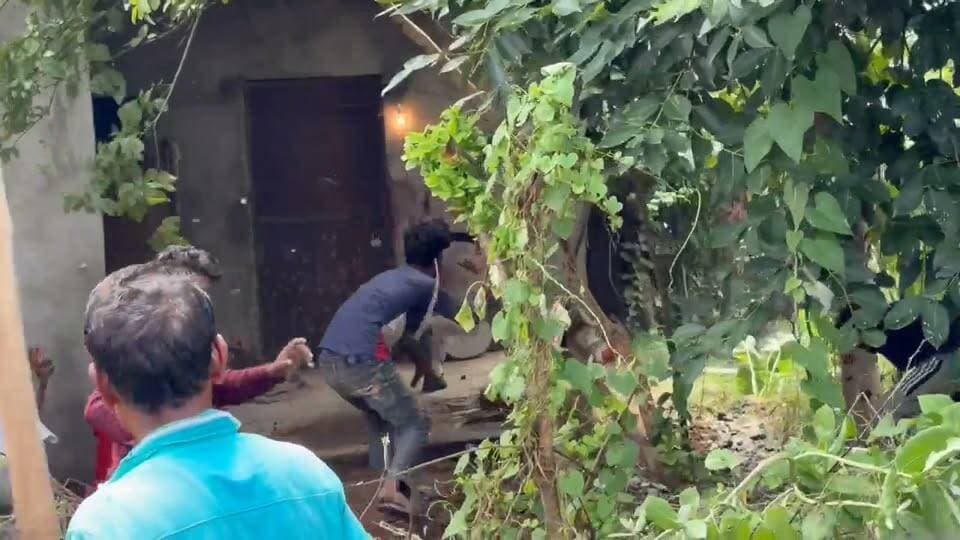 अमोलपठा में आक्रोशित महिलाओं ने पुलिसकर्मियों पर किया लाठीचार्ज…