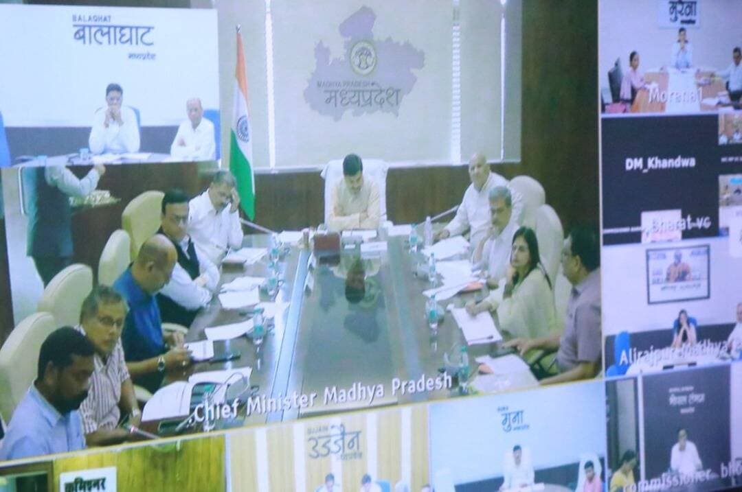 #बालाघाट
स्वामित्व अधिकार अभिलेख निष्पादन एवं पंजीयन योजना को लेकर मुख्यमंत्री ने की वीडियो कॉन्फ्रेंसिंग
मुख्यमंत्री डॉ. मोहन यादव ने 10 सितम्बर को जिले के समस्त कलेक्टर्स के साथ वीडियों कांफ्रेंस कर स्वामित्व अधिकार अभिलेख निष्पादन एवं पंजीयन-2026 योजना के संबंध में समीक्षा की। उन्होंने कहा कि योजना के तहत स्वामित्व अधिकार अभिलेखों के निष्पादन एवं पंजीयन का कार्य 17 सितंबर से 3 अक्टूबर तक तीन चरणों में किया जाना है।
मुख्यमंत्री डॉ. यादव ने योजना के प्रभावी क्रियान्वयन के लिए सभी पटवारियों एवं तहसीलदारों को आवश्यक प्रशिक्षण दिए जाने के निर्देश दिए। उन्होंने कहा कि कलेक्टर इस कार्य की नियमित रूप से मॉनिटरिंग करते हुए निर्धारित समय-सीमा में कार्य पूरा कराना सुनिश्चित करें। योजना के अंतर्गत पात्र हितग्राहियों को स्वामित्व अधिकार अभिलेख उपलब्ध कराने की प्रक्रिया में किसी भी प्रकार की लापरवाही नहीं होनी चाहिए। उन्होंने विशेष रूप से निर्देश दिए कि प्रत्येक पंचायत में नि:शुल्क रजिस्ट्री की व्यवस्था सुनिश्चित की जाए। उन्होंने स्पष्ट कहा कि रजिस्ट्री के लिए किसी भी व्यक्ति से किसी प्रकार की राशि नहीं ली जाए। हितग्राहियों को योजना का लाभ सरल, पारदर्शी एवं नि:शुल्क रूप से उपलब्ध कराया जाए।
वीडियो कॉन्फ्रेंसिंग में कलेक्टर श्री कुमार सत्यम, अपर कलेक्टर श्री डीपी बर्मन सहित भू-अभिलेख से संबंधित अधिकारी उपस्थित रहे। बैठक में योजना की तैयारियों, प्रशिक्षण, अभिलेखों के निष्पादन एवं पंजीयन की प्रक्रिया तथा निर्धारित समय-सीमा में कार्य पूर्ण कराने को लेकर आवश्यक दिशा-निर्देश दिए गए।
#CMMadhyaPradesh #healthminmp #mprevenudeptt #JansamparkMP