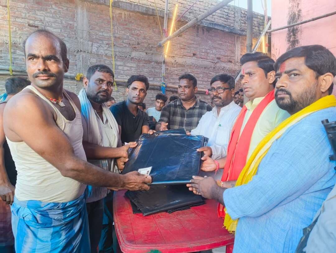 बाढ़ की तैयारियों के तहत गोगरी स्थित तारा मध्य विद्यालय के साथ-साथ मानसी प्रखंड के मटिहानी एवं ज़ालिम बाबू टोला में प्रशासन द्वारा जरूरतमंद ग्रामीणों के बीच पॉलीथिन शीट का वितरण किया गया।
इस दौरान मौके पर उपस्थित अधिकारियों एवं कर्मियों ने प्रभावित परिवारों को राहत सामग्री सौंपी, ताकि आपात स्थिति में उन्हें सुरक्षित अस्थायी आश्रय मिल सके। प्रशासन क्षेत्र में बाढ़ राहत और बचाव कार्यों को लेकर पूरी तरह सजग और तत्पर है।