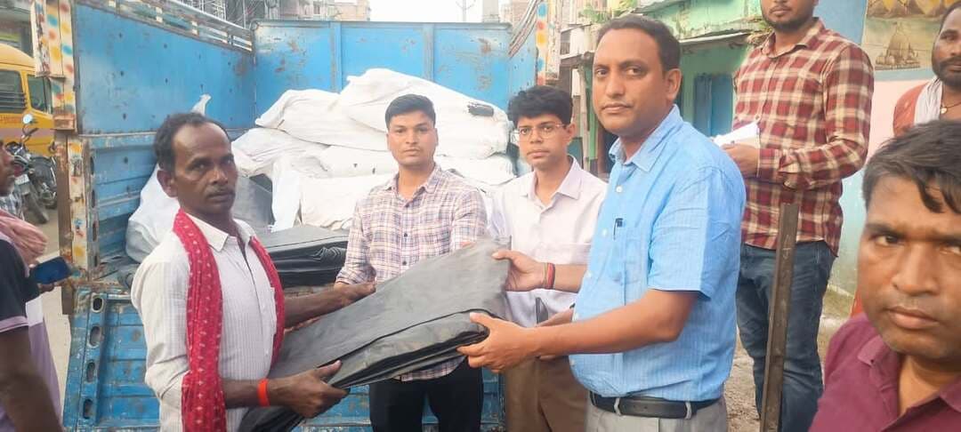 बाढ़ की तैयारियों के तहत खगड़िया जिले के गोगरी स्थित तारा मध्य विद्यालय परिसर में प्रशासन द्वारा जरूरतमंद ग्रामीणों के बीच पॉलीथिन शीट (तिरपाल) का वितरण किया गया।
इस दौरान मौके पर मौजूद अधिकारियों एवं कर्मियों ने प्रभावित परिवारों को राहत सामग्री सौंपी, ताकि आपात स्थिति में उन्हें सुरक्षित अस्थायी आश्रय मिल सके। प्रशासन क्षेत्र में बाढ़ राहत और बचाव उपायों को लेकर पूरी तरह सजग और तत्पर है।