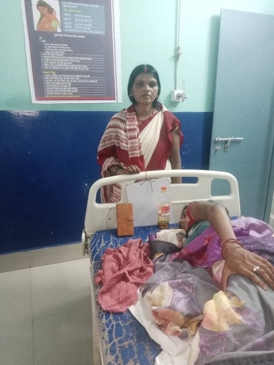 जिला पदाधिकारी, खगड़िया के निदेशानुसार बाढ़ प्रभावित क्षेत्रों में गर्भवती महिलाओं से नियमित संपर्क स्थापित कर उनकी स्वास्थ्य स्थिति की सतत निगरानी की जा रही है। इसी क्रम में जानकारी प्राप्त हुई कि एक गर्भवती महिला को प्रसव हेतु अस्पताल ले जाने की आवश्यकता है। सूचना मिलते ही संबंधित सेविका द्वारा महिला के घर पहुंचकर उन्हें सुरक्षित रूप से प्राथमिक स्वास्थ्य केंद्र (PHC) तेमथा करारी, परबत्ता लाया गया, जहां उनका सुरक्षित प्रसव कराया गया।
वर्तमान में माता एवं नवजात शिशु दोनों स्वस्थ एवं सुरक्षित हैं।