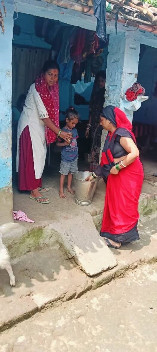 जिलाधिकारी, खगड़िया के निर्देशानुसार पंचायत पूर्वी ठाठा में बाढ़ प्रभावित बच्चों के बेहतर पोषण एवं स्वास्थ्य को ध्यान में रखते हुए घर-घर जाकर बच्चों को सुधा दूध वितरित किया गया।