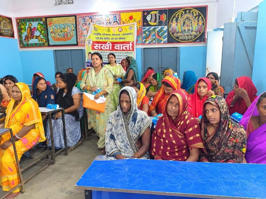 बाढ़ राहत शिविर उसरी (खगड़िया) में महिलाओं के बीच सैनिटरी नैपकिन का हुआ वितरण
जिला पदाधिकारी, खगड़िया के निर्देशानुसार जिला प्रशासन द्वारा उसरी स्थित बाढ़ राहत शिविर में 'सखी वार्ता' का आयोजन किया गया। इस दौरान शिविर में मौजूद बाढ़ प्रभावित महिलाओं व किशोरियों को व्यक्तिगत स्वच्छता के प्रति जागरूक करते हुए सैनिटरी नैपकिन बांटे गए। साथ ही उन्हें स्वास्थ्य सुरक्षा, पोषण और संकट की स्थिति में उपलब्ध सरकारी सहायता व योजनाओं की विस्तार से जानकारी दी गई।