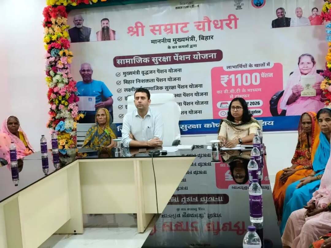 माननीय मुख्यमंत्री, बिहार श्री सम्राट चौधरी द्वारा अगस्त 2026 की सामाजिक सुरक्षा पेंशन योजनाओं के लाभुकों के बैंक खातों में DBT के माध्यम से पेंशन राशि हस्तांतरित की गई।
इस अवसर पर बेगूसराय एनआईसी कार्यालय में लाइव प्रसारण किया गया। कार्यक्रम में जिला पदाधिकारी श्री रिची पांडेय एवं सहायक निदेशक सामाजिक सुरक्षा कोषांग सुश्री नेहा कुमारी सहित लाभुक उपस्थित रहे। जिले के कुल 2,63,338 लाभुकों के खातों में 30 करोड़ 35 लाख 97 हजार रुपये की राशि सीधे हस्तांतरित की गई। जिला पदाधिकारी ने कहा कि DBT से पारदर्शिता एवं जवाबदेही सुनिश्चित होने के साथ पात्र लाभुकों को समय पर आर्थिक सहायता मिल रही है।
IPRD Bihar
Social Welfare Department, GoB
#begusarai