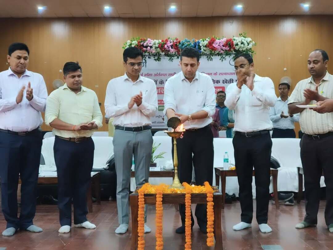 अर्थ गंगा के अंतर्गत राष्ट्रीय स्वच्छ गंगा मिशन के तत्वावधान में गुरुवार को प्रेक्षागृह-सह-आर्ट गैलरी, कंकौल में जैविक एवं प्राकृतिक खेती पर प्रशिक्षण-सह-कार्यशाला आयोजित की गई।
कार्यक्रम का उद्घाटन जिला पदाधिकारी, बेगूसराय श्री रिची पाण्डेय एवं उप विकास आयुक्त श्री आकाश चौधरी ने संयुक्त रूप से किया। कार्यशाला में जिले के विभिन्न प्रखंडों से लगभग 450 किसानों ने भाग लिया। किसानों को मृदा स्वास्थ्य, जैविक कार्बन, गौ-आधारित प्राकृतिक खेती, जल एवं प्राकृतिक संसाधनों के संरक्षण तथा प्राकृतिक खेती की तकनीकों की जानकारी दी गई।कृषि विज्ञान केंद्र, खोदावंदपुर के वैज्ञानिकों ने तकनीकी मार्गदर्शन दिया, जबकि प्रगतिशील किसानों ने अपने अनुभव साझा किए।
जिला पदाधिकारी ने प्राकृतिक खेती को बढ़ावा देने पर जोर देते हुए इसे मृदा स्वास्थ्य, पर्यावरण संरक्षण एवं किसानों की आय में स्थायित्व के लिए महत्वपूर्ण बताया। कार्यक्रम में कृषि विभाग, जीविका एवं नमामि गंगे से जुड़े पदाधिकारी, कर्मी एवं किसान उपस्थित रहे।
IPRD Bihar
#agriculture
#begusarai