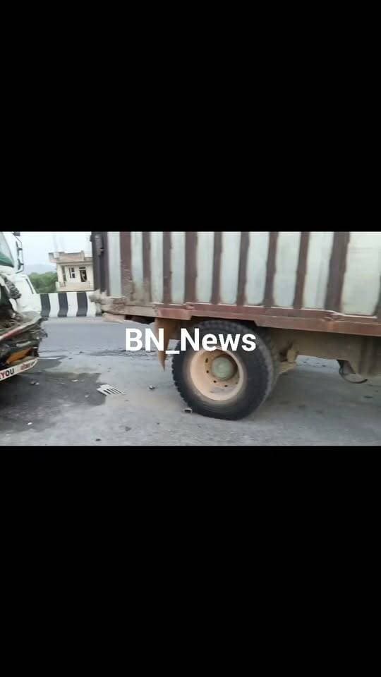 बहरोड़ जागुवास चौक फ्लाईओवर पर सड़क हादसा
आगे चल रही ट्रैक्टर ट्रॉली से टकराया ट्रेलर
ट्रेलर का केबिन हुआ क्षतिग्रस्त
बीच सड़क पर खड़ा ट्रेलर बन रहा हादसों का कारण
