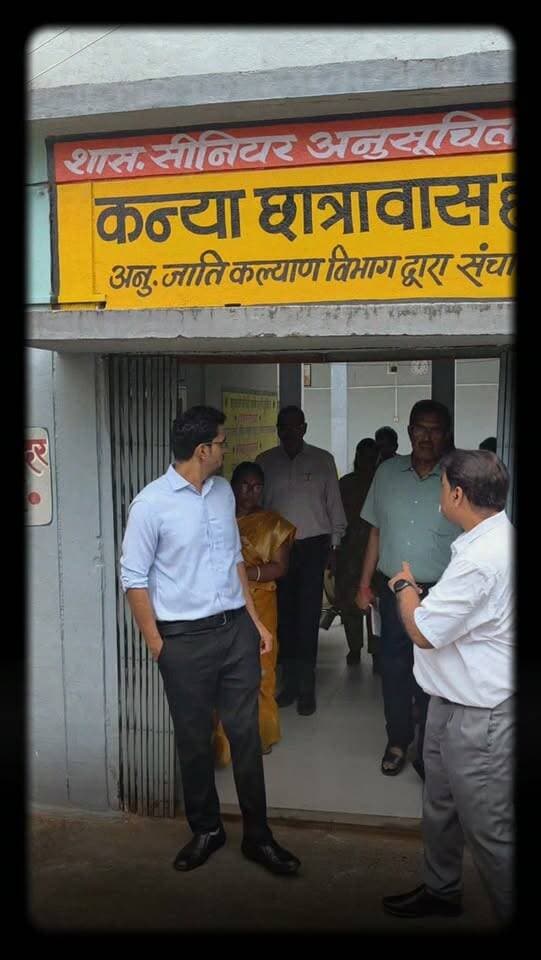 हरदा में कलेक्टर सिद्धार्थ जैन का हॉस्टलों में निरीक्षण! 🚨 बरामदे में चलती मिलीं कक्षाएं, कहीं कम रोशनी तो कहीं साफ-सफाई की कमी। कलेक्टर ने व्यवस्थाएं सुधारने के सख्त निर्देश दिए और विद्यार्थियों से सुविधाओं की जानकारी भी ली।
#Harda #MPNews #CollectorInspection #HostelNews #BreakingNews
