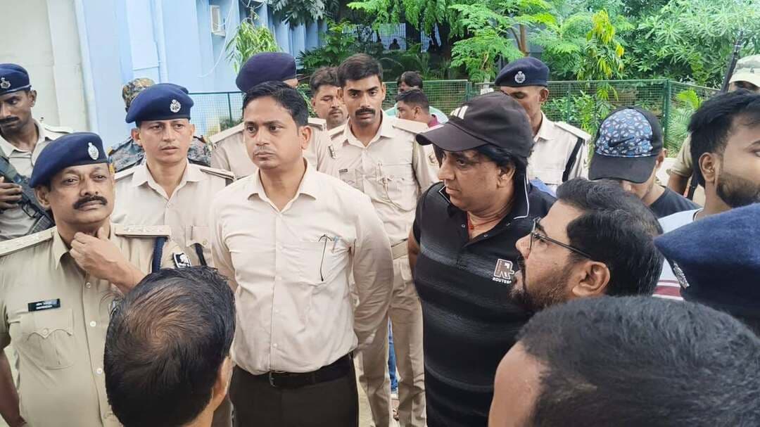 भभुआ बाल सुधार गृह में नाबालिग की संदिग्ध मौत, जांच में जुटी पुलिस
बाल सुधार गृह में POCSO मामले में रह रहे नाबालिग की संदिग्ध परिस्थितियों में मौत। न्यायालय में पेशी के बाद वापस बाल सुधार गृह पहुंचने के कुछ देर बाद बाथरूम में अचेत मिला नाबालिग। अस्पताल ले जाने पर डॉक्टरों ने मृत घोषित किया।