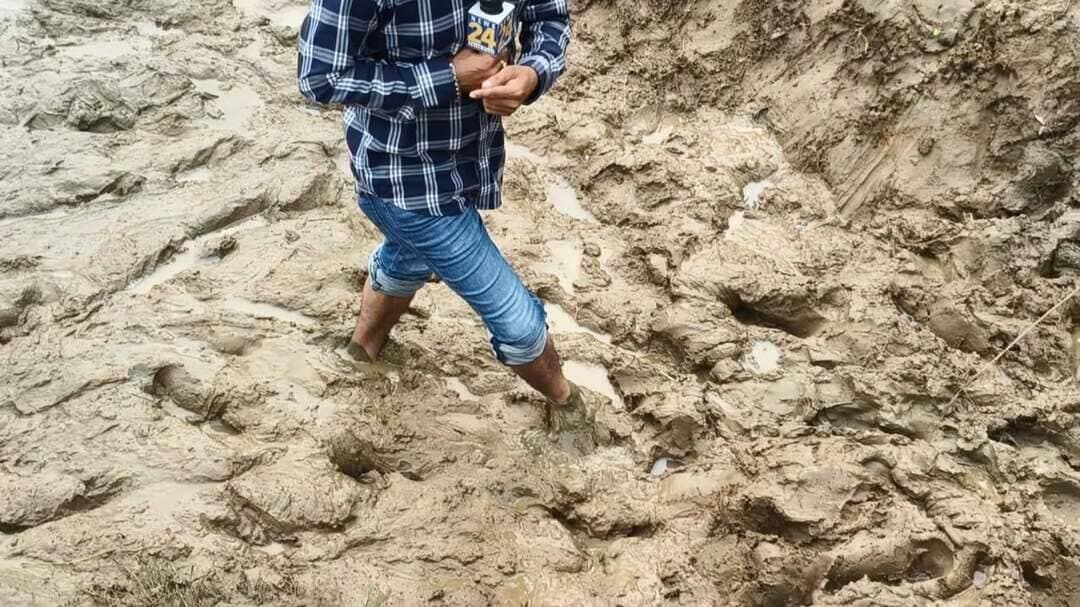 हम खबरों के लिए कीचड़ में उतरते हैं और ग्राउंड रिपोर्टिंग दिखाते हैं भभुआ प्रखंड के कैथी पंचायत के दूघरा गांव के ग्रामीण इसी कीचड़ और जान जोखिम में डाल नाव से यात्रा करते हैं बच्चे इसी नाव के सहारे स्कूल जाते हैं हमेशा हादसों का डर बना रहता है,इस मामले में पर कैमूर डीएम कुमार अनुराग से भी हमारी बात हुई उन्होंने जल्द इस मामले पर संज्ञान लेने की बात कही...इन ग्रामीणों का दर्द ना विधायक सुनते हैं और ना ही सांसद!500मीटर की दूरी 15 किलोमीटर में तय करते हैं ग्रामीण.....खबरें थोड़ी देर में...सांसद मनोज तिवारी को शिक्षा देने वाले शिक्षक ने कहा मेरी गुरुदक्षिण में पुल दे दीजिए!