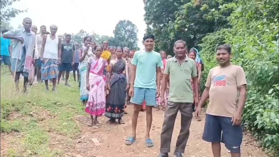 सड़क नहीं बनी तो नहीं मिलेगा वोट! जलडेगा के सेमरिया में ग्रामीणों का फूटा गुस्सा, मुख्यमंत्री और विधायक के खिलाफ की नारेबाजी
जलडेगा प्रखंड के लमडेगा पंचायत अंतर्गत सेमरिया गांव में सड़क की बदहाल स्थिति को लेकर ग्रामीणों का आक्रोश अब खुलकर सामने आ गया है। ग्राम सभा की बैठक के बाद ग्रामीणों ने सड़क निर्माण की मांग को लेकर जमकर विरोध प्रदर्शन किया। इस दौरान मुख्यमंत्री हेमंत सोरेन और कोलेबिरा विधानसभा क्षेत्र के विधायक नमन बिक्सल कोंगाड़ी के खिलाफ “हाय-हाय” के नारे लगाए गए। ग्रामीणों ने स्पष्ट शब्दों में ऐलान कर दिया कि इस बार चुनाव में उनका फॉर्मूला साफ रहेगा—“रोड नहीं तो वोट नहीं।” ग्रामीणों का कहना है कि पिछले करीब 20 वर्षों से उन्हें सड़क, पानी और बिजली जैसी बुनियादी सुविधाएं उपलब्ध कराने के नाम पर आश्वासन दिया जाता रहा है और चुनाव के समय वोट लिया जाता है। लेकिन चुनाव के बाद उनकी समस्याओं पर ध्यान नहीं दिया जाता। ग्रामीणों ने स्थानीय विधायक पर भी उनकी समस्याओं की अनदेखी करने का आरोप लगाया। उनका कहना है कि लंबे समय से सड़क निर्माण की मांग की जा रही है, लेकिन अब तक उन्हें सिर्फ आश्वासन ही मिला है। इससे ग्रामीणों में भारी नाराजगी है। ग्रामीणों ने दो टूक कहा कि अब वे किसी के समझाने या नए आश्वासन के भरोसे अपना फैसला नहीं बदलेंगे। जब तक सड़क का निर्माण नहीं होगा, तब तक वोट नहीं दिया जाएगा। ग्रामीणों ने चेतावनी दी कि यदि जल्द सड़क निर्माण की दिशा में ठोस पहल नहीं हुई तो वे अपनी मांग को लेकर प्रखंड कार्यालय का घेराव करने के लिए भी बाध्य होंगे। ग्रामीणों के इस आक्रोश के बाद सेमरिया में सड़क का मुद्दा अब बड़ा जनमुद्दा बनता दिखाई दे रहा है। ग्रामीणों का साफ संदेश है कि इस बार विकास के वादे नहीं, बल्कि सड़क का काम चाहिए।