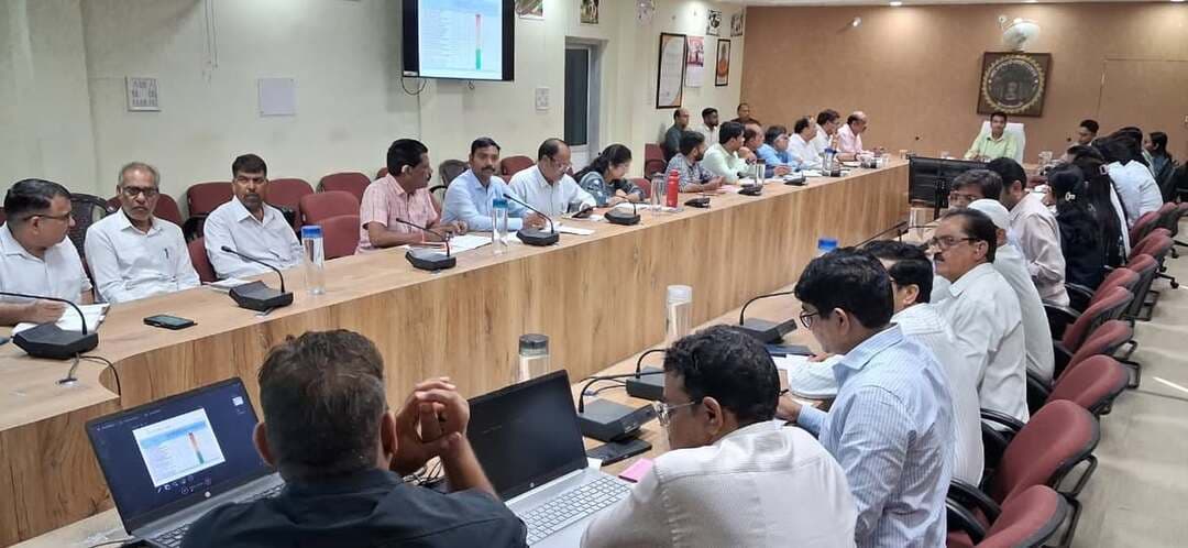 प्रत्येक प्रकरण में संवेदनशीलता, पारदर्शिता एवं समयबद्धता के साथ कार्य किया जाए - कलेक्टर श्री यादव
===
राजस्व प्रकरणों का समय-सीमा में निराकरण सुनिश्चित किया जाये
==
खंड स्तर पर ही समस्याओं का समाधान हो, नागरिकों को अनावश्यक कार्यालयों के चक्कर न लगाने पड़ें
==
राजस्व अधिकारियों की बैठक संपन्न, दिए गए अहम् दिशा-निर्देश
==
कलेक्टर प्रताप नारायण यादव की अध्यक्षता में जिला कार्यालय सभाकक्ष में राजस्व अधिकारियों की बैठक संपन्न हुई। बैठक में नामांतरण, बंटवारा, सीमांकन, सीएम हेल्पलाइन एवं लोक सेवा गारंटी सहित आमजन से जुड़े लंबित प्रकरणों की समीक्षा की गई।
कलेक्टर श्री यादव ने कहा कि राजस्व विभाग सीधे आमजन से जुड़ा विभाग है, इसलिए प्रत्येक प्रकरण में संवेदनशीलता, पारदर्शिता एवं समयबद्धता के साथ कार्य किया जाए। नागरिकों को छोटे-छोटे कार्यों के लिए अनावश्यक रूप से कार्यालयों के चक्कर न लगाने पड़ें। खंड स्तर पर निराकरण योग्य समस्याओं का समाधान वहीं जनसुनवाई के माध्यम से किया जाए तथा जिला स्तर से निराकरण योग्य प्रकरण ही जिला जनसुनवाई में आयें।
उन्होंने लंबित प्रकरणों की नियमित मॉनिटरिंग करते हुए पात्र हितग्राहियों को समय पर राजस्व सेवाओं का लाभ दिलाने तथा शिकायतों के निराकरण में आने वाली बाधाओं को तत्काल दूर करने के निर्देश दिए।
शासकीय भूमि की सुरक्षा और मैदानी निगरानी पर जोर
कलेक्टर ने शासकीय भूमि पर अतिक्रमण रोकने के लिए सतत निगरानी रखने तथा भविष्य की आवश्यकताओं को ध्यान में रखते हुए शासकीय भूमि एवं ग्रामों की अद्यतन आबादी, भूमि का उचित अभिलेखीकरण सुनिश्चित करने को कहा। भूमि संबंधी कार्यों में यह भी सुनिश्चित किया जाए कि प्रस्तावित भूमि पूर्व से आबादी अथवा बसाहट में न हो।
एसडीएम एवं खंड स्तरीय अधिकारियों को मध्यान्ह भोजन, गौशाला, आंगनबाड़ी सहित जनहित से जुड़े संस्थानों का नियमित निरीक्षण कर आवश्यक सुधार सुनिश्चित करने के निर्देश दिए गए। जनपद सीईओ, सचिव एवं पटवारियों की बैठक लेकर क्षेत्रीय समस्याओं की समीक्षा करने को भी कहा गया।
विधि सम्मत प्रक्रिया से हो राजस्व मामलों का निराकरण
तहसीलदारों को निर्देशित किया गया कि राजस्व प्रकरणों का निराकरण मध्यप्रदेश भू-राजस्व संहिता एवं निर्धारित प्रक्रिया के अनुसार किया जाए। नामांतरण, सीमांकन, बंटवारा एवं दावे-आपत्ति संबंधी मामलों में नियमानुसार प्रकाशन तथा संबंधित पक्षकारों को सूचना देना सुनिश्चित किया जायें। स्वामित्व योजना के तहत पट्टा वितरण से संबंधित अभिलेखीय त्रुटियों के प्रकरणों का एसडीएम स्तर पर निराकरण किया जाए।
किसानों को फार्मर रजिस्ट्रेशन में सहयोग दें
बैठक में फार्मर रजिस्ट्रेशन की भी समीक्षा की गई। अधिकारियों को निर्देश दिए गए कि पंजीयन के अभाव में कोई किसान खाद उठाव एवं धान पंजीयन सहित पात्र लाभ से वंचित न रहे। पटवारियों को आवश्यकतानुसार नियोजित एवं प्रशिक्षित कर पंजीयन में सहयोग कराया जाए। किसान स्वयं Farmer Registration MP App के माध्यम से अथवा नजदीकी सीएससी केंद्र पर पंजीयन करा सकते हैं।
कलेक्टर ने कहा कि प्रशासन की प्राथमिकता नागरिक को समय पर सेवा, उचित जानकारी और संतोषजनक समाधान उपलब्ध कराना है। जनहित से जुड़े प्रत्येक मामले में अधिकारी जिम्मेदारी और संवेदनशीलता के साथ कार्य करें तथा शासन की योजनाओं का लाभ पात्र हितग्राहियों तक समय पर पहुंचाना सुनिश्चित करें।