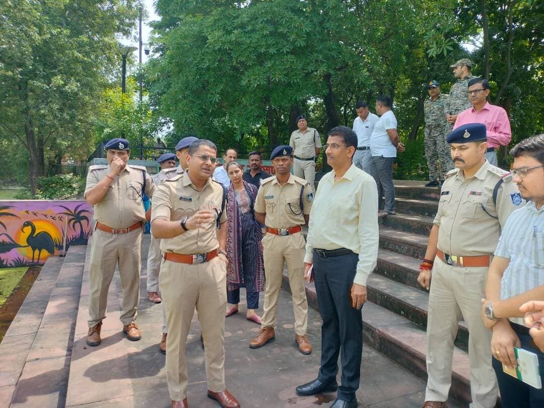 घाटों की सफाई, विद्युत लाइनों को दुरुस्त किया जाये- कलेक्टर श्री यादव
==
गणेश उत्सव का आयोजन शांतिपूर्ण एवं व्यवस्थित ढंग से कराने के लिए सभी आवश्यक व्यवस्थाएं सुनिश्चित की जा रही हैं- पुलिस अधीक्षक श्री कलादगि
===
गणेश उत्सव के मद्देनजर कलेक्टर और पुलिस अधीक्षक ने किया निरीक्षण,
===
अधिकारियों को दिए आवश्यक निर्देश
===
कलेक्टर प्रताप नारायण यादव एवं पुलिस अधीक्षक आनंद कलादगी ने पुलिस, राजस्व एवं नगर पालिका अधिकारियों के साथ गणेश चतुर्थी एवं अनंत चतुर्दशी के जुलूस मार्गो का निरीक्षण किया। इस दौरान फुटेरा तालाब एवं पुरैना तालाब स्थित विसर्जन स्थलों की व्यवस्थाओं का भी जायजा लिया गया।
कलेक्टर प्रताप नारायण यादव ने कहा जिले में गणेश उत्सव शांति, सद्भाव और सुव्यवस्थित तरीके से मनाया जाए, इसके लिए प्रशासन द्वारा आवश्यक तैयारियां की जा रही हैं। गणेश प्रतिमाओं के विसर्जन वाले स्थानों एवं घाटों का निरीक्षण किया गया।
कलेक्टर श्री यादव ने कहा जहां-जहां तालाबों एवं विसर्जन स्थलों पर सफाई की आवश्यकता है, वहां आवश्यक सफाई कराने के निर्देश दिए गए हैं। इसके साथ ही जहां विद्युत लाइनों के नीचा होने की स्थिति सामने आ रही है, वहां लाइनों को दुरुस्त कर आवश्यकतानुसार ऊंचा करने के निर्देश संबंधित अधिकारियों को दिए गए हैं। पूरे शहर की साफ-सफाई व्यवस्था को लेकर भी संबंधित अधिकारियों को निर्देशित किया गया है।
इको-फ्रेंडली गणेश प्रतिमाओं के उपयोग की अपील
कलेक्टर श्री यादव ने आमजन से अपील की कि गणेश उत्सव में इको-फ्रेंडली गणेश प्रतिमाओं का ही उपयोग करें, ताकि धार्मिक आस्था के साथ पर्यावरण संरक्षण की जिम्मेदारी भी निभाई जा सके। उन्होंने कहा कि गणेश उत्सव को बड़े धूमधाम, उल्लास और आपसी सद्भाव के साथ मनाएं तथा पर्यावरण संरक्षण का भी विशेष ध्यान रखें।
श्री यादव ने भगवान श्री गणेश से प्रार्थना करते हुए कहा कि वे सभी के जीवन में सुख, शांति और मंगल प्रदान करें तथा सभी लोग खुश और प्रसन्न रहें।
पुलिस अधीक्षक आनंद कलादगी ने कहा कि संबंधित अधिकारियों को साफ-सफाई, लाइटिंग, विद्युत तारों की ऊंचाई बढ़ाने तथा संवेदनशील स्थानों पर पर्याप्त पुलिस व्यवस्था सुनिश्चित करने के निर्देश दिए गए हैं। आगामी दिनों में व्यवस्थाओं की पुनः समीक्षा एवं निरीक्षण किया जाएगा। उन्होंने कहा गणेश उत्सव का आयोजन शांतिपूर्ण एवं व्यवस्थित ढंग से कराने के लिए सभी आवश्यक व्यवस्थाएं सुनिश्चित की जा रही हैं।