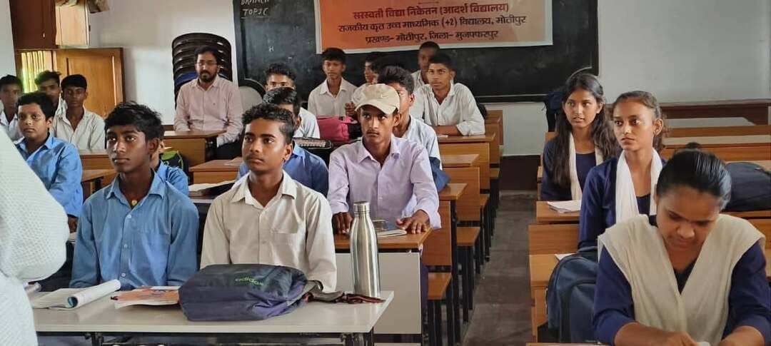 *डीडीसी ने सरस्वती विद्या निकेतन (आदर्श विद्यालय), मोतीपुर का किया निरीक्षण*
*विद्यार्थियों से संवाद कर साझा किए अनुभव, विद्यालय की शैक्षणिक गतिविधियों की ली जानकारी*
उप विकास आयुक्त, मुजफ्फरपुर श्री निशांत सिहारा द्वारा आज सरस्वती विद्या निकेतन (आदर्श विद्यालय), मोतीपुर का निरीक्षण किया गया।
निरीक्षण के दौरान उप विकास आयुक्त ने विद्यालय में संचालित विभिन्न कक्षाओं का जायजा लिया तथा विद्यार्थियों से संवाद किया। उन्होंने कक्षा में विद्यार्थियों के साथ बैठकर शिक्षण गतिविधियों का अनुभव प्राप्त किया तथा अपने अनुभव भी विद्यार्थियों के साथ साझा किए। उन्होंने विद्यार्थियों को शिक्षा के साथ-साथ अनुशासन, निरंतर अध्ययन एवं रचनात्मक गतिविधियों में सक्रिय भागीदारी के लिए प्रेरित किया।
उप विकास आयुक्त द्वारा विद्यालय में संचालित कंप्यूटर कक्ष, पुस्तकालय सहित अन्य शैक्षणिक एवं विद्यार्थियों से संबंधित गतिविधियों की गहन समीक्षा की गई। उन्होंने विद्यालय प्रबंधन को कंप्यूटर शिक्षा एवं पुस्तकालय के अधिकाधिक उपयोग को बढ़ावा देने हेतु आवश्यक दिशा-निर्देश दिए।
विद्यार्थियों की शत-प्रतिशत उपस्थिति सुनिश्चित करने के उद्देश्य से उन्होंने विद्यालय में साप्ताहिक रूप से पैरेंट्स मीटिंग आयोजित करने का निर्देश दिया, ताकि विद्यार्थियों की नियमित उपस्थिति, शैक्षणिक प्रगति एवं उनकी आवश्यकताओं की जानकारी अभिभावकों के साथ साझा की जा सके।
निरीक्षण के क्रम में उप विकास आयुक्त ने विद्यार्थियों से विभिन्न विषयों से संबंधित प्रश्न भी पूछे, जिनका विद्यार्थियों द्वारा संतोषजनक उत्तर दिया गया। विद्यार्थियों की प्रतिभा एवं ज्ञान से प्रभावित होकर उन्होंने उनकी सराहना की तथा उनका उत्साहवर्धन किया।
उन्होंने विद्यार्थियों की प्रतिभा को और अधिक निखारने एवं उनमें स्वस्थ प्रतिस्पर्धा की भावना विकसित करने के लिए समय-समय पर विभिन्न प्रतियोगिताओं का आयोजन कराने का निर्देश विद्यालय प्रबंधन को दिया।
उप विकास आयुक्त ने कहा कि विद्यार्थियों के सर्वांगीण विकास के लिए गुणवत्तापूर्ण शिक्षा के साथ-साथ कंप्यूटर ज्ञान, पुस्तकालय का नियमित उपयोग, रचनात्मक गतिविधियां एवं प्रतियोगिताओं में सहभागिता भी अत्यंत महत्वपूर्ण है। उन्होंने विद्यालय प्रबंधन को इन सभी क्षेत्रों में निरंतर बेहतर कार्य करने के लिए प्रेरित किया।
Information & Public Relations Department, Government of Bihar
Bihar Education Department