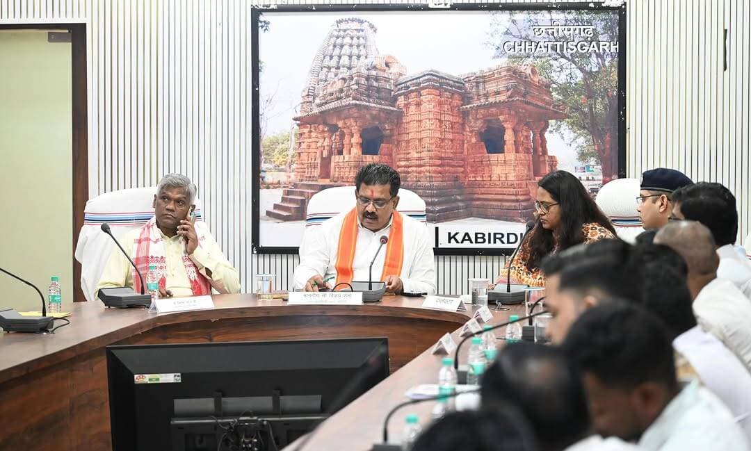 उप मुख्यमंत्री एवं कवर्धा विधायक श्री विजय शर्मा ने गौ सेवकों एवं अधिकारियों की बैठक लेकर पशु संरक्षण, उपचार एवं रेस्क्यू व्यवस्था को बेहतर बनाने के सुझाव लिए।
पशु रेस्क्यू वाहन 24 घंटे संचालित करने, पर्याप्त चिकित्सकीय व्यवस्था एवं पशुओं के लिए सुरक्षित स्थान सुनिश्चित करने के निर्देश दिए।