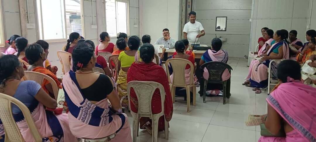 जिलाधिकारी, मुजफ्फरपुर श्री कुमार गौरव के निर्देश पर जिला एड्स नियंत्रण समिति के तत्वावधान में सामुदायिक स्वास्थ्य केन्द्र (सीएचसी), मुरौल में जिला प्रशासन की टीम द्वारा आशा कार्यकर्ताओं एवं आशा फैसिलिटेटर के बीच इंटेंसिफायड कैंपेन अंतर्गत एचआईवी/एड्स से बचाव हेतु संवेदीकरण कार्यशाला एवं उन्मुखीकरण कार्यक्रम आयोजित किया गया।इसका मुख्य उद्देश्य लोगों विशेषकर युवाओं को HIV/AIDS के प्रति जागरूक करना तथा संक्रमण की रोकथाम एवं नियंत्रण को बढ़ावा देना है। HIV की रोकथाम, सुरक्षित व्यवहार, HIV जांच, जागरूकता एवं HIV से जुड़े कलंक को कम करना जैसे महत्वपूर्ण विषयों पर प्रतिभागियों को जागरूक किया गया।
विदित हो कि जिलाधिकारी के निर्देश पर मुजफ्फरपुर जिला में एचआईवी—एड्स से बचाव एवं नियंत्रण के लिए आमजन को जागरूक करने के उद्देश्य से इंटेसिफाईड कैंपेन प्रारंभ किया गया है। यह अभियान 12 अगस्त से शुरू हुआ है जो 12 अक्टूबर तक संचालित होगा। अभियान के दौरान विभिन्न गतिविधियों का आयोजन किया जा रहा है।
अभियान के दौरान होगी विभिन्न गतिविधियां:
इस संबंध में जानकारी देते हुए जिला संचारी रोग पदाधिकारी डॉ सी के दास ने बताया कि अभियान के दौरान एचआईवी के संक्रमण के बारे में बताया जा रहा है। साथ ही इसके रोकथाम एवं नियंत्रण के विषय में जागरूकता लायी जा रही है। गर्भवती महिलाओं के प्रसव पूर्व जांच के दौरान एचआइवी एवं सिफलिस की जानकारी दी जाती है। एचआईवी/एड्स के संबंध में जनजागरूकता लाने के लिए राज्य, जिला, प्रखंड एवं ग्राम स्तर पर विभिन्न सरकारी विभागों एवं प्रशासनिक इकाईयों के सहयोग से जागरूकता एवं एचआईवी जांच को बढ़ावा दिया जा है। इस अभियान में शिक्षा विभाग, जीविका, ग्रामीण विकास, पंचायती राज, सूचना एवं जनसंपर्क, नेहरू युवा केंद्र, राष्ट्रीय सेवा योजना, एनसीसी की भूमिका महत्वपूर्ण है। स्वास्थ्यकर्मियों द्वारा एड्स के संक्रमण के कारणों व बचाव पर डोर—टू—डोर जाकर जानकारी दी जाएगी। साथ ही 150 से अधिक सरकारी एवं निजी स्कूलों में निबंध लेखन, पेटिंग प्रतियोगिता क्विज प्रतियोगिता, स्पीच आदि का आयोजन किया जायेगा।
Information & Public Relations Department, Government of Bihar
State Health Society, Bihar
Bihar Health Department