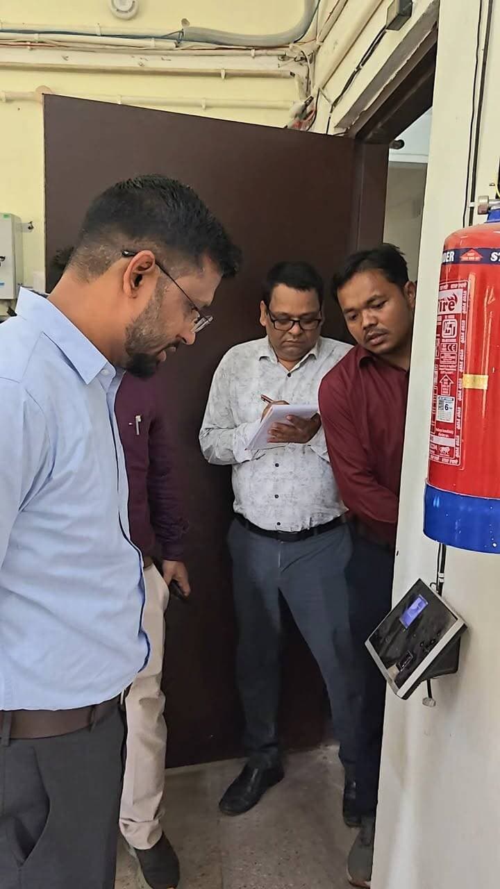 *मीनापुर प्रखंड एवं अंचल कार्यालय का डीएम ने किया औचक निरीक्षण*
*राजस्व मामलों एवं जनकल्याणकारी योजनाओं के समयबद्ध निष्पादन का दिया निर्देश*
जिलाधिकारी, मुजफ्फरपुर श्री कुमार गौरव ने आज मीनापुर प्रखंड एवं अंचल कार्यालय का औचक निरीक्षण कर विभिन्न विभागीय कार्यों, जनकल्याणकारी योजनाओं तथा राजस्व मामलों की प्रगति की विस्तृत समीक्षा की।
निरीक्षण के दौरान जिलाधिकारी ने कार्यालयों में कर्मियों की उपस्थिति बायोमेट्रिक प्रणाली के माध्यम से सुनिश्चित करने का निर्देश दिया। उन्होंने सभी अधिकारियों एवं कर्मियों को कार्यालयी अनुशासन बनाए रखने तथा प्रखंड मुख्यालय में उपस्थित रहकर सरकारी कार्यों का समयबद्ध एवं गुणवत्तापूर्ण निष्पादन सुनिश्चित करने को कहा।
जिलाधिकारी ने स्पष्ट निर्देश दिया कि आम जनता से जुड़े मामलों में किसी भी प्रकार की लापरवाही बर्दाश्त नहीं की जाएगी। आम लोगों को निर्धारित समय-सीमा के भीतर सेवाएं उपलब्ध कराना प्रशासन की सर्वोच्च प्राथमिकताओं में है। उन्होंने सभी अधिकारियों एवं कर्मियों को पूरी जवाबदेही एवं संवेदनशीलता के साथ कार्य करने की हिदायत दी।
*विभिन्न विकास योजनाओं की समीक्षा*
जिलाधिकारी ने प्रखंड स्तर पर संचालित विभिन्न विकास एवं स्वच्छता संबंधी कार्यों की समीक्षा की। इस क्रम में चेक डैम निर्माण, छत वर्षा जल संचयन, डोर-टू-डोर कचरा संग्रहण, यूजर चार्ज, व्यक्तिगत शौचालय निर्माण सहित अन्य योजनाओं की प्रगति की जानकारी ली तथा संबंधित अधिकारियों को योजनाओं का समयबद्ध एवं गुणवत्तापूर्ण क्रियान्वयन सुनिश्चित करने का निर्देश दिया।
उन्होंने सभी आंगनबाड़ी केंद्रों के लिए भूमि संबंधी अनापत्ति प्रमाण-पत्र (NOC) शीघ्र प्राप्त करने का निर्देश दिया। साथ ही आंगनबाड़ी केंद्रों में आभा आईडी, अपार आईडी, HCM, हॉट कुक्ड मील एवं फेशियल रिकॉग्निशन सिस्टम से संबंधित कार्यों की समीक्षा की।
जिलाधिकारी ने निर्देश दिया कि जिन आंगनबाड़ी केंद्रों में पेयजल, विद्युत एवं शौचालय जैसी मूलभूत सुविधाएं उपलब्ध नहीं हैं, वहां संबंधित विभागों से समन्वय स्थापित कर इन सुविधाओं की उपलब्धता शीघ्र सुनिश्चित की जाए।
*राजस्व मामलों में लंबित आवेदनों पर जताई नाराजगी*
अंचल कार्यालय के निरीक्षण के दौरान जिलाधिकारी ने पाया कि बड़ी संख्या में आवेदन लंबित हैं तथा कई आवेदनों को बिना उचित कारण के अब तक केस नंबर आवंटित नहीं किया गया है। इसी प्रकार दाखिल-खारिज (म्यूटेशन) के कई आवेदन भी लंबे समय से लंबित पाए गए।
लंबित मामलों को गंभीरता से लेते हुए जिलाधिकारी ने संबंधित पंचायतों एवं हल्का क्षेत्रों तुर्की पूर्वी, बेलाही लच्छी, जामीन मठिया, पानापुर, मझौलिया एवं रानी खैरा को चिन्हित कर स्पष्टीकरण प्राप्त करने का निर्देश दिया। उन्होंने स्पष्ट किया कि स्पष्टीकरण संतोषजनक नहीं पाए जाने पर संबंधित कर्मियों के विरुद्ध विधि-सम्मत अग्रेतर कार्रवाई की जाएगी।
जिलाधिकारी ने परिमार्जन प्लस, दाखिल-खारिज, आधार सीडिंग एवं नॉन-डिजिटाइज्ड जमाबंदी सहित अन्य राजस्व कार्यों की भी समीक्षा की। परिमार्जन प्लस में बड़ी संख्या में मामले लंबित पाए जाने पर उन्होंने खेद व्यक्त किया तथा अंचल अधिकारी को सभी राजस्व कर्मचारियों के माध्यम से उनके-अपने हल्का से संबंधित लंबित आवेदनों का अविलंब निष्पादन सुनिश्चित कराने का निर्देश दिया।
उन्होंने चेतावनी दी कि निर्धारित समय-सीमा में कार्य पूरा नहीं करने वाले कर्मियों के विरुद्ध कड़ी कार्रवाई की जाएगी।
*सामाजिक सुरक्षा पेंशन के जीवन प्रमाणीकरण का 7 दिनों में निष्पादन*
जिलाधिकारी ने सामाजिक सुरक्षा पेंशन से संबंधित जीवन प्रमाणीकरण के लंबित आवेदनों की भी समीक्षा की। उन्होंने सभी लंबित जीवन प्रमाणीकरण मामलों का 07 दिनों के भीतर निष्पादन करने का लक्ष्य निर्धारित किया।
उन्होंने निर्देश दिया कि जिन पेंशनधारियों की मृत्यु हो चुकी है अथवा किसी अन्य कारण से जीवन प्रमाणीकरण लंबित है, ऐसे मामलों का तत्काल सत्यापन कर आवश्यक कार्रवाई सुनिश्चित की जाए, ताकि पात्र लाभुकों को पेंशन का लाभ प्राप्त करने में किसी प्रकार की कठिनाई न हो।
*आम लोगों से मिलकर सुनी समस्याएं*
निरीक्षण के दौरान जिलाधिकारी ने अंचल कार्यालय पहुंचे आम लोगों से भी मुलाकात की और उनकी समस्याओं एवं आवेदनों की जानकारी ली। उन्होंने आम लोगों द्वारा दिए गए आवेदनों को संबंधित अंचल अधिकारी को सौंपते हुए समयबद्ध तरीके से निष्पादन सुनिश्चित करने का निर्देश दिया।
जिलाधिकारी ने कहा कि प्रशासन का मूल उद्देश्य आम जनता को पारदर्शी, संवेदनशील एवं समयबद्ध तरीके से सरकारी सेवाएं उपलब्ध कराना है। उन्होंने अधिकारियों एवं कर्मियों को निर्देश दिया कि जनहित से जुड़े मामलों के निष्पादन में किसी भी स्तर पर शिथिलता नहीं बरती जाए।
Information & Public Relations Department, Government of Bihar
Rural Development Department, Government of Bihar