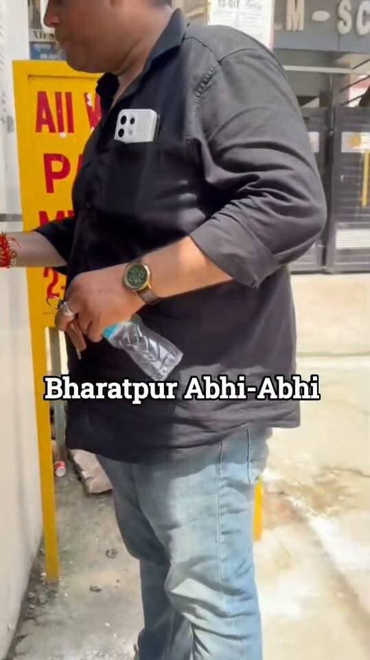 *बिग ब्रेकिंग न्यूज*
*बीजेपी प्रदेश प्रवक्ता ने बीएलओ को फोड़ने की दी धमकी*
*पुलिस मूक दर्शक बन देखती रही तमाशा*
*वीडियो वायरल होने के बाद भी चुनाव आयोग मौन*
भरतपुर। राजस्थान के भरतपुर में बुधवार को नगरनिगम के लिए कराए गए मतदान के दौरान बीजेपी के प्रदेश प्रवक्ता द्वारा मतदान केंद्र के अंदर बीएलओ को धमकी देते हुए एक वीडियो सोशल मीडिया पर वायरल हुआ है। इस वायरल वीडियो की सबसे दिलचस्प बात यह है कि निर्वाचन आयोग के एक अधिकारी को दी जा रही धमकी के समय बगल में बैठी पुलिस मूक दर्शक बनी देखती रही। वीडियो में प्रदेश प्रवक्ता बीएलओ से कह रहे हैं कि "बदतमीजी मत करना नहीं तो तुझे 5 मिनट में फोड़ दूंगा"। गौरतलब है कि प्रदेश प्रवक्ता शैलेश कौशिक की पत्नी कल्पना कौशिक वार्ड नंबर 25 से चुनाव लड़ी थीं। सोनी एकेडमी स्कूल में वोटिंग के लिए बनाये गए बूथ पर फर्जी वोट की शिकायत पर शैलेश कौशिक पत्नी के साथ बूथ पर पहुंचे थे। सूत्रों ने बताया कि एक व्यक्ति जब वोट डालने के लिए आया तो उसे पता लगा कि उसका वोट पहले ही डाला जा चुका है। मामले को लेकर बीएलओ और प्रदेश प्रवक्ता शैलेश कौशिक के बीच हुए विवाद के दौरान बूथ के अंदर शैलेश कौशिक ने बीएलओ के साथ बदतमीजी करना शुरू कर दिया। इस दौरान वहां मौजूद एक व्यक्ति ने प्रदेश प्रवक्ता का वीडियो बना लिया और उसे सोशल मीडिया पर वायरल कर दिया।