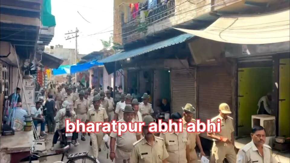 #दूसरे_चरण_का_मतदान..
भरतपुर। जिले में आगामी नगर निकाय आम चुनाव के द्वितीय चरण को शांतिपूर्ण और भयमुक्त कराने के लिए पुलिस प्रशासन पूरी तरह मुस्तैद हो गया है। जिला पुलिस अधीक्षक राजेश कुमार मीना के निर्देशन में पुलिस बल ने नदबई, बयाना, उच्चैन और वैर के प्रमुख मार्गों, संवेदनशील इलाकों और मतदान केंद्रों के आसपास व्यापक फ्लैग मार्च निकाला। इस दौरान अधिकारियों ने नागरिकों से निर्भीक होकर मतदान करने की अपील की। पुलिस ने स्पष्ट किया है कि चुनाव में बाधा डालने वाले असामाजिक तत्वों और सोशल मीडिया पर अफवाह फैलाने वालों के खिलाफ सख्त कार्रवाई की जाएगी, वहीं संवेदनशील बूथों पर विशेष निगरानी रखी जा रही है।*