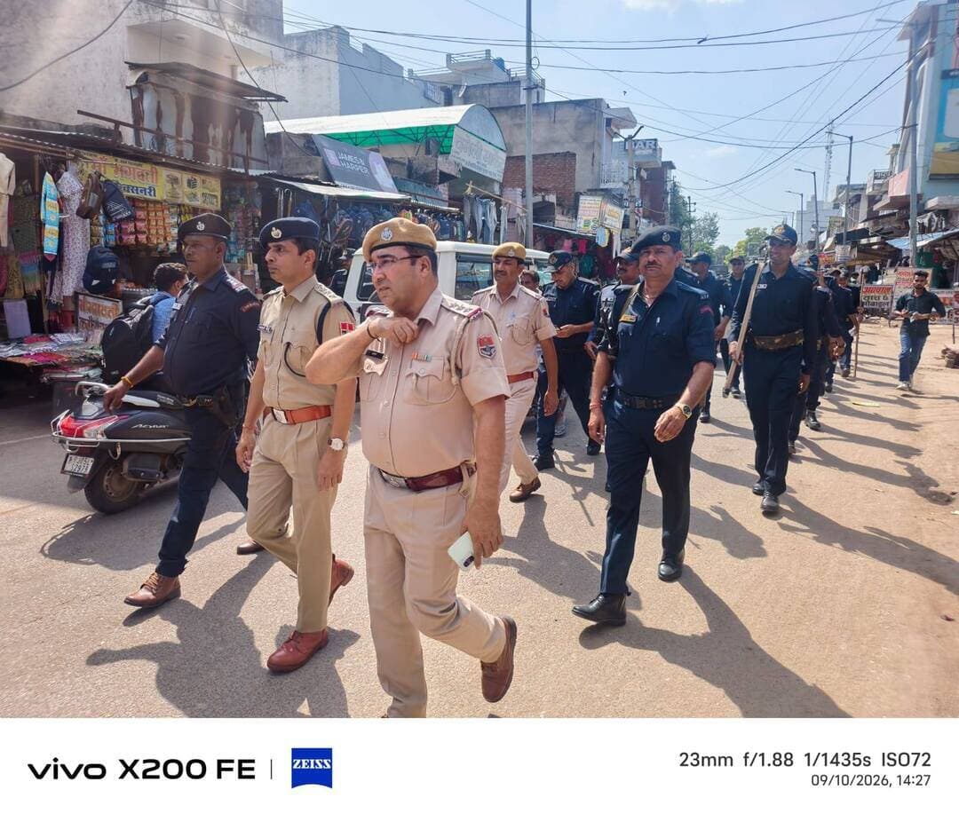 #भरतपुर। जिले में आगामी नगर निकाय आम चुनाव के द्वितीय चरण को शांतिपूर्ण और भयमुक्त कराने के लिए पुलिस प्रशासन पूरी तरह मुस्तैद हो गया है। जिला पुलिस अधीक्षक राजेश कुमार मीना के निर्देशन में पुलिस बल ने नदबई, बयाना, उच्चैन और वैर के प्रमुख मार्गों, संवेदनशील इलाकों और मतदान केंद्रों के आसपास व्यापक फ्लैग मार्च निकाला। इस दौरान अधिकारियों ने नागरिकों से निर्भीक होकर मतदान करने की अपील की। पुलिस ने स्पष्ट किया है कि चुनाव में बाधा डालने वाले असामाजिक तत्वों और सोशल मीडिया पर अफवाह फैलाने वालों के खिलाफ सख्त कार्रवाई की जाएगी, वहीं संवेदनशील बूथों पर विशेष निगरानी रखी जा रही है।