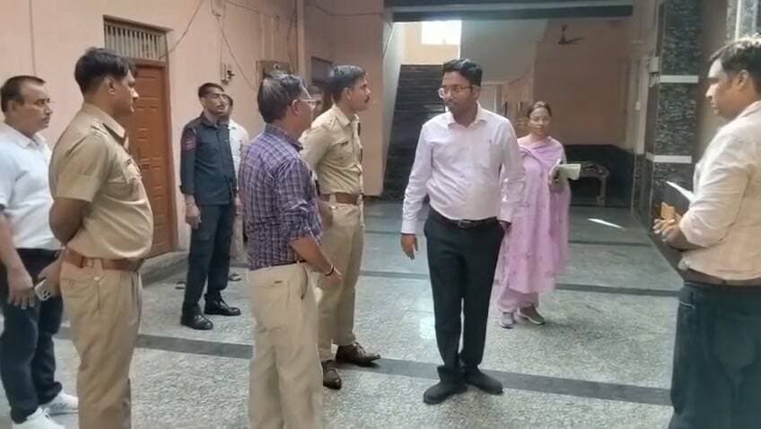 #भरतपुर। डीग एसपी कांबले शरण गोपीनाथ एवं जिला कलेक्टर मयंक मनीष ने किया कुम्हेर में मतदान केंद्रों का निरीक्षण कर आवश्यक दिशा निर्देश दिए..