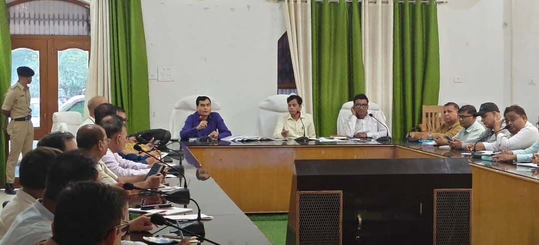 प्रेस विज्ञप्ति
(1.0) दिनांक-10.09.2026 को उप विकास आयुक्त, पूर्वी चम्पारण, मोतिहारी की अध्यक्षता में मनरेगा योजना की समीक्षात्मक बैठक आहूत की गई। उक्त बैठक में निदेशक, एन०ई०पी०, जिला कार्यक्रम पदाधिकारी (VV-G RAM G), कार्यपालक अभियन्ता (VV-G RAM G), सहायक अभियन्ता (VV-G RAM G), कार्यक्रम पदाधिकारी (VV-G RAM G), कनीय अभियन्ता एवं पंचायत तकनीकी सहायक उपस्थित थे।
(2.0) मानव दिवस सृजन समीक्षा के क्रम में पाया गया कि जिला स्तर पर 21.06 प्रतिशत की उपलब्धि है, जबकि राज्य स्तर पर 20.34 प्रतिशत की उपलब्धि है। कुछ प्रखण्डों की उपलब्धि निराशाजनक पायी गई, जिसमें कल्याणपुर प्रखण्ड में 9.48 प्रतिशत, मेहसी प्रखण्ड में 9.53 प्रतिशत, बंजरिया प्रखण्ड में 13.44 प्रतिशत, संग्रामपुर प्रखण्ड में 14.25 प्रतिशत, कोटवा प्रखण्ड में 14.89 प्रतिशत, चिरैया प्रखण्ड में 15.46 प्रतिशत एवं रामगढ़वा प्रखण्ड में 15.88 प्रतिशत है। मानव दिवस सृजन में सबसे कम उपलब्धि प्राप्त करने वाले प्रखण्ड यथा-कल्याणपुर, मेहसी एवं बंजरिया के कार्यक्रम पदाधिकारी को स्पष्टीकरण किया गया है। साथ ही सभी संबंधित कार्यक्रम पदाधिकारियों को कम से कम 50 प्रतिशत की उपलब्धि प्राप्त करने का निदेश दिया गया।
(3.0) पी०एम०ए०वाई०जी० अभिसरण समीक्षा के क्रम में पाया गया कि जिला स्तर पर कुल 23957 योजनाओं में से 2861 योजनाओं में एम०आर० निर्गत कर 11.94 प्रतिशत की उपलब्धि हासिल की गई है, जिसमें कुछ प्रखण्डों यथा-पिपराकोठी, पताही, कोटवा, संग्रामपुर, तेतरिया, अरेराज, बंजरिया, छौडादानों, चिरैया, सुगौली, पकडीदयाल, चकिया, ढ़ाका, तुरकौलिया एवं आदापुर की उपलब्धि असंतोषजनक है। चूँकि इन प्रखण्डों का औसत उपलब्धि जिला के औसत उपलब्धि से कम है। सभी कार्यक्रम पदाधिकारियों को पी०एम०ए०वाई०जी० अभिसरण में एक सप्ताह के अन्दर अपेक्षित प्रगति प्राप्त करने का निदेश दिया गया।
(4.0) ई०-के०वाई०सी० समीक्षा के क्रम में पाया गया कि जिले में कुल 436528 सक्रिय मजदूरों में से 393768 मजूदरों का ई० के०वाई०सी० कर जिला स्तर पर 90.20 प्रतिशत की उपलब्धि हासिल की गई है जबकि राज्य की उपलब्धि 89.75 प्रतिशत है। कुल 42760 ई0-के०वाई०सी० हेतु लंबित है। सभी कार्यक्रम पदाधिकारियों को एक सप्ताह के अन्दर शत-प्रतिशत सक्रिय मजदूरों का ई०-के०वाई०सी० कराने का निदेश दिया गया ।
(5.0) जियो टैगिंग समीक्षा के क्रम में पाया गया कि जियो टैगिंग में जिला स्तर पर प्रथम फेज में 09 मामले, द्वितीय फेज में 1593 एवं तृतीय फेज में 1991 मामले लंबित है, जिसमें तृतीय फेज में सबसे अधिक मामले पकड़ीदयाल प्रखण्ड में 201, घोड़ासहन प्रखण्ड में
183, केसरिया प्रखंड में 173, बनकटवा प्रखंड में 139, कल्याणपुर प्रखंड में 139, मोतिहारी प्रखंड में 108, रामगढ़वा प्रखंड में 108 मामले लंबित है। सभी कार्यक्रम पदाधिकारियों को एक सप्ताह के अन्दर तीनों फेज के सभी लंबित मामले का निष्पादन कराने का निदेश दिया गया।
(6.0) कार्य पूर्णता समीक्षा के क्रम में पाया गया कि मनरेगा के तहत कुल 43399 योजनाएँ प्रारंभ की गई, जिसमें 2287 योजनाएँ पूर्ण कर 5.27 प्रतिशत की उपलब्धि प्राप्त की गई है। सभी कार्यक्रम पदाधिकारियों को कार्य योजना बनाते हुए कम से कम 90 प्रतिशत
अपूर्ण योजनाओं को पूर्ण कराने का निदेश दिया गया।
(7.0) वृक्षारोपण योजना इस योजनान्तर्गत वित्तीय वर्ष-2026-27 के लिए जिला स्तर पर 950400 का लक्ष्य निर्धारित किया गया है, जिसमें मात्र 28.62 प्रतिशत की उपलब्धि हासिल की गई है। सभी कार्यक्रम पदाधिकारियों को एक सप्ताह के अन्दर निर्धारित लक्ष्य के अनुसार योजना प्रारंभ करने का निदेश दिया गया।
(8.0) जल जीवन हरियाली अंतर्गत पौधशाला सृजन एवं सघन वृक्षा रोपण, भवनों में छत वर्षा जल संचयन की संरचना का निर्माण एवं सार्वजानिक कुओं एवं चापाकलो के किनारे सोख्ता निर्माण की गहन समीक्षा की गई। सभी कार्यक्रम पदाधिकारियों को लंबित कार्य पूर्ण कराने का निदेश दिया गया।
(9.0) सोसल ओडिट की सभी मामले की समीक्षा की गई सभी कार्यक्रम पदाधिकारी को लंबित मामले को पूर्ण कराने का निदेश दिया गया।
Information & Public Relations Department, Government of Bihar