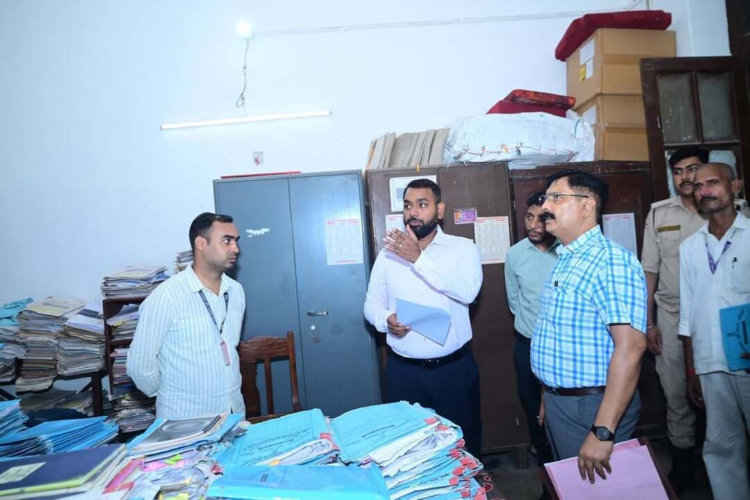 जिला राजस्व कार्यालय का जिलाधिकारी ने किया औचक निरीक्षण
जिलाधिकारी श्री सौरव सुमन यादव के द्वारा आज सुबह 10:30 बजे जिला राजस्व कार्यालय का औचक निरीक्षण किया गया। निरीक्षण के समय अपर समाहर्ता पूर्वी चंपारण मोतिहारी श्री मुकेश कुमार सिंहा ,राजस्व प्रभारी सुश्री निधि एवं राजस्व कार्यालय के सभी कर्मी उपस्थित थे।
कार्यालय जांच के दौरान सभी कर्मियों की उपस्थिति एवं उनके बायोमैट्रिक अटेंडेंस की जानकारी प्राप्त की गई। बताया गया कि कार्यालय में कुल 10 कर्मी की नियुक्त है। सभी दस कर्मी उपस्थित पाए गए। जिलाधिकारी के द्वारा एक-एक कर्मी से उनका परिचय प्राप्त किया गया एवं उनके कार्यों की जानकारी ली गई।
कार्यालय निरीक्षण के दौरान सर्वप्रथम राजस्व भूमि सुधार विभाग बिहार पटना,आयुक्त कार्यालय मुजफ्फरपुर एवं जिलाधिकारी कार्यालय से प्राप्त पत्रों की जानकारी ली गई और इनका संधारण देखा गया, साथ ही इस पर की गई कार्रवाई के संबंध में पूछताछ की गई। जिलाधिकारी के द्वारा निर्देश दिया गया आगत पंजी का संधारण एवं कार्य आवंटन से संबंधित लॉग बुक सही ढंग से मेंटेन किया जाए एवं इसकी नियमित समीक्षा की जाए ताकी प्राप्त पत्र पर कार्रवाई लंबित नहीं रहे।
जिलाधिकारी के द्वारा जनता दरबार, जनसुनवाई एवं सहयोग पोर्टल पर प्राप्त पत्रों की भी जानकारी ली गई और उस पर की गई कार्रवाई के संबंध में पूछताछ की गई। अभियान बसेरा, धार्मिक न्यास एवं भू- अर्जन से संबंधित मामलों की समीक्षा की गई और इस पर जरूरी निर्देश दिया गया। बेतिया राज की जमीन, भू-दान एवं खास महल से संबंधित जमीन की जानकारी ली गई।
कोर्ट से संबंधित मामलों की जानकारी ली गई जिसमें बताया गया कि माननीय उच्च न्यायालय से संबंधित कुल 246 मामले लंबित है जबकि एमजेसी के 44 मामले लंबित पाए गए। जिलाधिकारी के द्वारा निर्देश दिया गया कि सभी मामलों में शीघ्र ही प्रति शपथ पत्र दाखिल किया जाए। इसमें विलंब नहीं होना चाहिए।
सरकार द्वार निर्धारित लक्ष्य "सबका सम्मान-जीवन आसान"को ध्यान में रखकर आमजन से प्राप्त शिकायतों का त्वरित समाधान किया जाए।
उपस्थित सभी कर्मियों को जिलाधिकारी ने कहा कि अपने कार्यों को जिम्मेदारी के साथ करें। मन से कार्य करें ताकी किसी को परेशानी नहीं हो। सभी तरह के रिकॉर्ड को अच्छे से मेंटेन करें। रिकॉर्ड्स के रखरखाव के लिए जरूरत के अनुसार सामग्रियों का क्रय भी कर लें।
राजस्व शाखा के प्रभारी पदाधिकारी एवं अपर समाहर्ता को सप्ताह में एक बार कम से कम प्राप्त पत्रों के निष्पादन की प्रक्रिया और उसकी गति की समीक्षा करने तथा प्रत्येक सप्ताह इसका प्रतिवेदन तैयार करने का निर्देश दिया गया।
Information & Public Relations Department, Government of Bihar Revenue and Land Reforms Dept, Govt. of Bihar