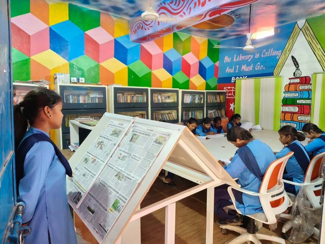 बच्चों के सपनों को पंख लगाते हुए मॉडल स्कूल
राज्य सरकार द्वारा स्थापित सरस्वती विद्या निकेतन "मॉडल स्कूल" बच्चों के सपनों को पंख लगा रहे हैं। इन विद्यालयों में पढ़ने वाले बच्चों को सभी आधुनिक सुविधा उपलब्ध कराई जा रही है। क्लासरूम को बेहतर बनाया गया है उसे हाईटेक किया गया है। विद्यालय में लाइब्रेरी और प्रयोगशाला की व्यवस्था कराई गई है। सभी विषयों के एक्सपर्ट टीचर की नियुक्ति की गई है साथ ही साथ विद्या साथी ऐप के माध्यम से 24 * 7 एक्सपर्ट टीचर ऑनलाइन माध्यम से उपलब्ध कराए गए हैं जो बच्चों की समस्याओं और उनकी जिज्ञासाओं को पूरा कर रहे हैं। इससे विद्यालय में पठन-पाठन की गतिविधियों पर काफी सकारात्मक प्रभाव देखा जा रहा है।
Information & Public Relations Department, Government of Bihar Bihar Education Department