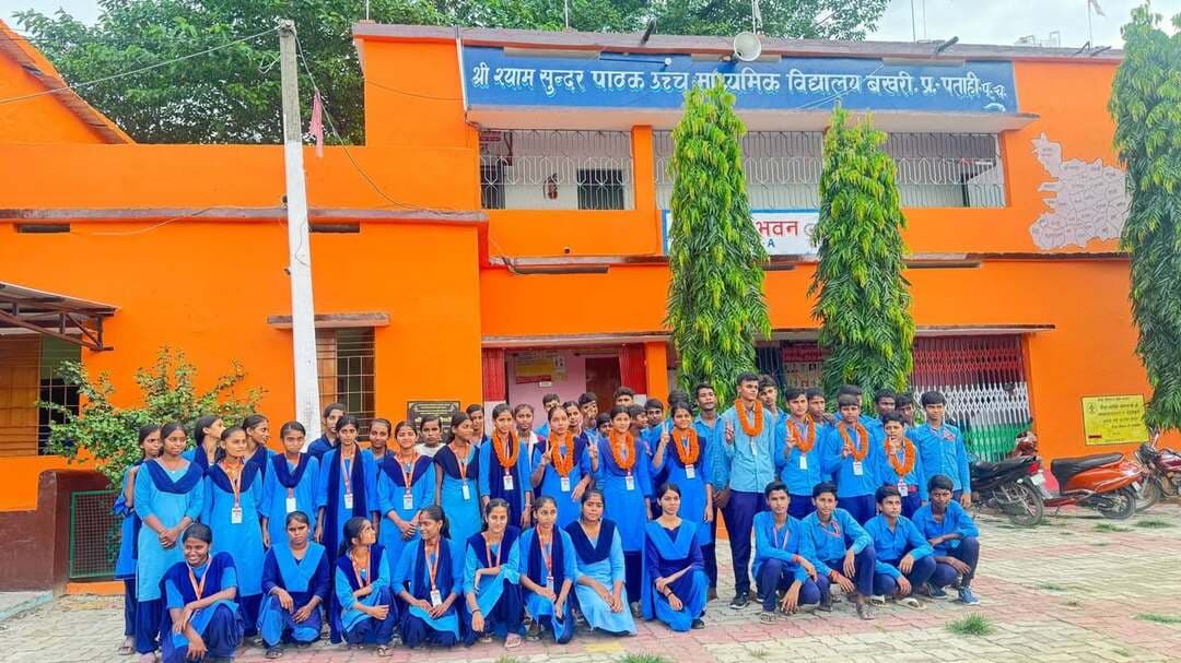 बाल संसद का किया गया गठन
पताही अंचल के श्री श्यामसुंदर पाठक उच्च माध्यमिक विद्यालय में बाल संसद का निर्वाचन संपन्न कराया गया। मनोनीत चुनाव आयुक्त के द्वारा परिणाम की घोषणा की गई। घोषित परिणाम के अनुसार आर्यन कुमार वर्ग 10th के छात्र को प्रधानमंत्री के पद पर पद एवं गोपनीयता की शपथ विद्यालय के माननीय राष्ट्रपति के द्वारा जो कि विद्यालय के प्रधानाध्यापक होते हैं द्वारा शपथ दिलाई गई। उप प्रधानमंत्री का चयन आयुषी कुमारी वर्ग नौवीं की छात्रा को पद एवं गोपनीयता की शपथ महेश प्रसाद रावत वरीय शिक्षक के द्वारा दिलाई गई। सत्यम कुमार को शिक्षा मंत्री के तौर पर निर्वाचित घोषित किया गया एवं पद एवं गोपनीयता की शपथ राज किशोर सामाजिक विज्ञान शिक्षक के द्वारा दिलाई गई। काजल कुमारी उप शिक्षा मंत्री के तौर पर निर्वाचित हुई इन्हें पद एवं गोपनीयता की शपथ फकरुल इस्लाम उर्दू शिक्षक के द्वारा दिलाई गई। स्वास्थ्य मंत्री के तौर पर निराली कुमारी वर्ग नवीन की छात्रा को निर्वाचित घोषित किया गया एवं इन्हें की शपथ अंजली कुमारी विज्ञान शिक्षिका के द्वारा दिलाई गई। सृष्टि कुमारी को जल संरक्षण एवं कृषि मंत्री के रूप में पद एवं गोपनीयता की शपथ दिलाई गई। पुस्तकालय एवं विज्ञान मंत्री के तौर पर आयुष कुमार वर्ग नवे नाइंथ के छात्र को पद एवं गोपनीयता की शपथ प्रभात कुमार के द्वारा दिलाई गई और संस्कृति एवं खेल मंत्री के पद पर आयुष कुमार वर्ग नौवीं के छात्र को पद एवं गोपनीयता की शपथ बिट्टू कुमार मिश्रा के द्वारा दिलाई गई।
आज विद्यालय में बाल संसद का गठन किया गया और निर्वाचित सभी मंत्रियों (छात्रों) विद्यालय प्रबंधन आशा करती है कि इनका कार्यकाल काफी बेहतर हो अपने पद पर खड़े उतारे और सभी गतिविधियों का संचालन अपने कार्यकाल में बेहतर तरीके से कर सके। विद्यालय परिवार अपने विद्यालय के सर्वांगीण विकास के साथ साथ बच्चों की समस्याओं का समाधान एवं सभी मंत्रियों इनके कार्यकाल पूरा होने तक शुभकामनाएं प्रेषित करती है तथा यह आशा करती है कि सबका साथ सबका विकास सबका विश्वास जीतेंगे और अपना कार्य गौरवपूर्ण तरीके से संपन्न करेंगे। इस अवसर पर प्रधानाचार्य के द्वारा सभी बच्चों के उज्जवल भविष्य की कामना की गई।
Information & Public Relations Department, Government of Bihar Bihar Education Department