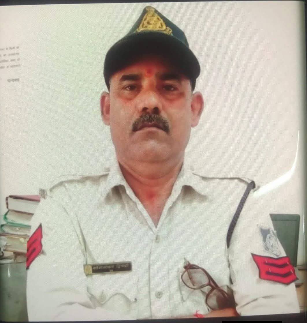 यातायात थाने में पदस्थ प्रधान आरक्षक शशि शंकर द्विवेदी का निधन
छतरपुर यातायात थाने में पदस्थ प्रधान आरक्षक शशि शंकर द्विवेदी का भोपाल स्थित एम्स में इलाज के दौरान दुखद निधन हो गया। उनके निधन की खबर से पुलिस परिवार में शोक की लहर दौड़ गई।
श्री द्विवेदी नेक दिल, मिलनसार और सहज स्वभाव के व्यक्ति के रूप में जाने जाते थे। उनके निधन से पुलिस विभाग ने एक कर्मठ और मिलनसार साथी को खो दिया।
इस दुखद घड़ी में हमारी संवेदनाएं शोकाकुल परिजनों के साथ हैं। ईश्वर दिवंगत आत्मा को अपने श्रीचरणों में स्थान दें और परिजनों को यह अपार दुःख सहने की शक्ति प्रदान करें।
ॐ शांति 🙏🌷